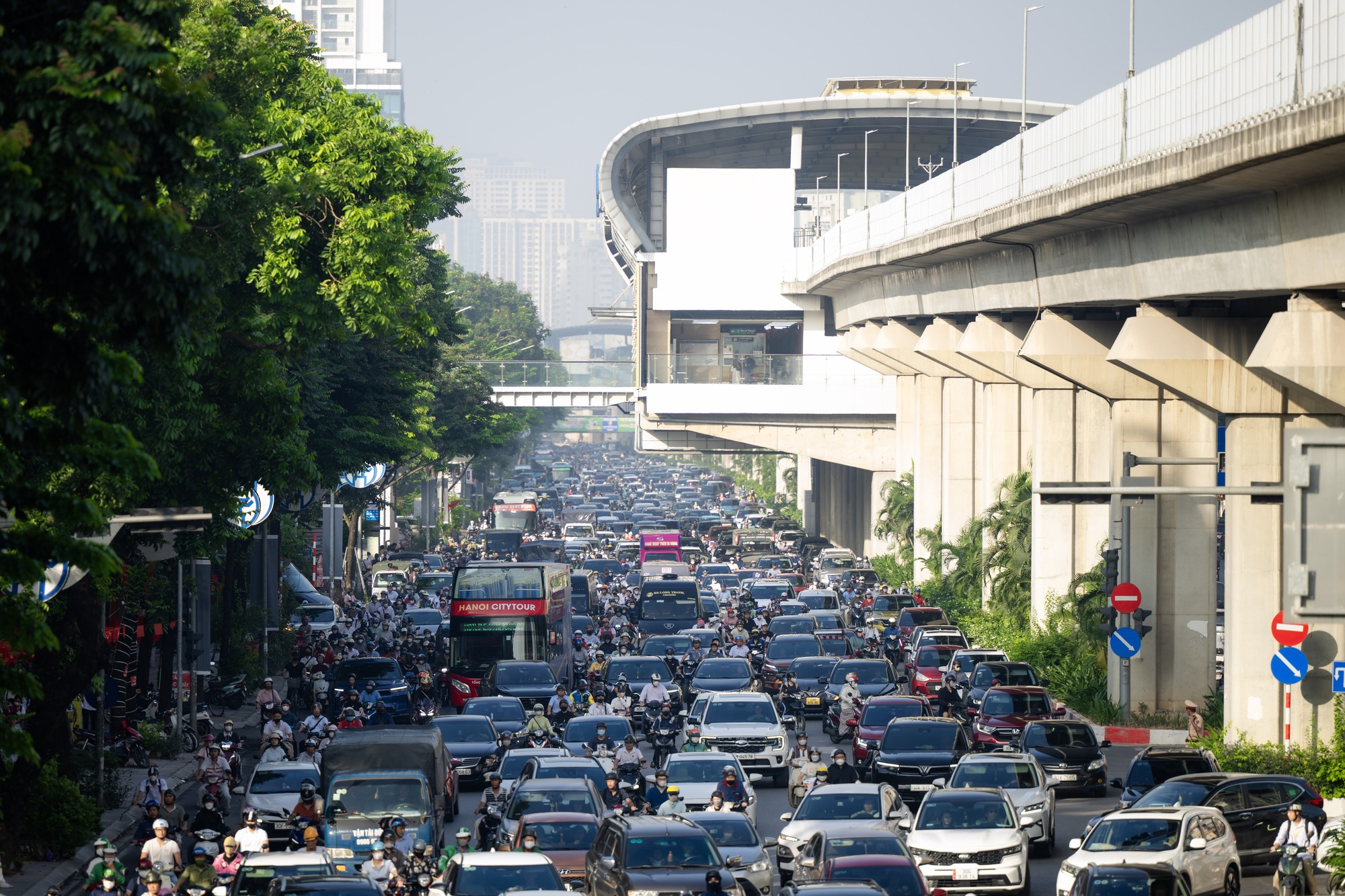Mệt mỏi, chùn chân giữa biển ùn tắc ngày đầu đi làm trở lại sau kỳ nghỉ lễ 2/9 - Ảnh 1. Mệt mỏi, chùn chân giữa biển ùn tắc ngày đầu đi làm trở lại sau kỳ nghỉ lễ 2/9 - Ảnh 1.