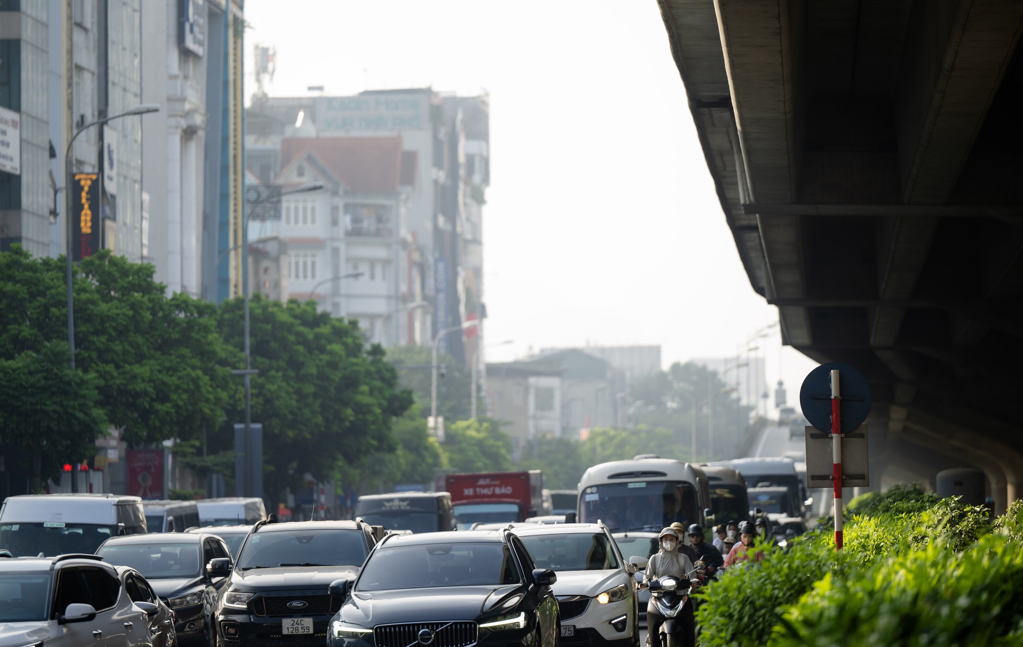 Mệt mỏi, chùn chân giữa biển ùn tắc ngày đầu đi làm trở lại sau kỳ nghỉ lễ 2/9 - Ảnh 6. Mệt mỏi, chùn chân giữa biển ùn tắc ngày đầu đi làm trở lại sau kỳ nghỉ lễ 2/9 - Ảnh 6.