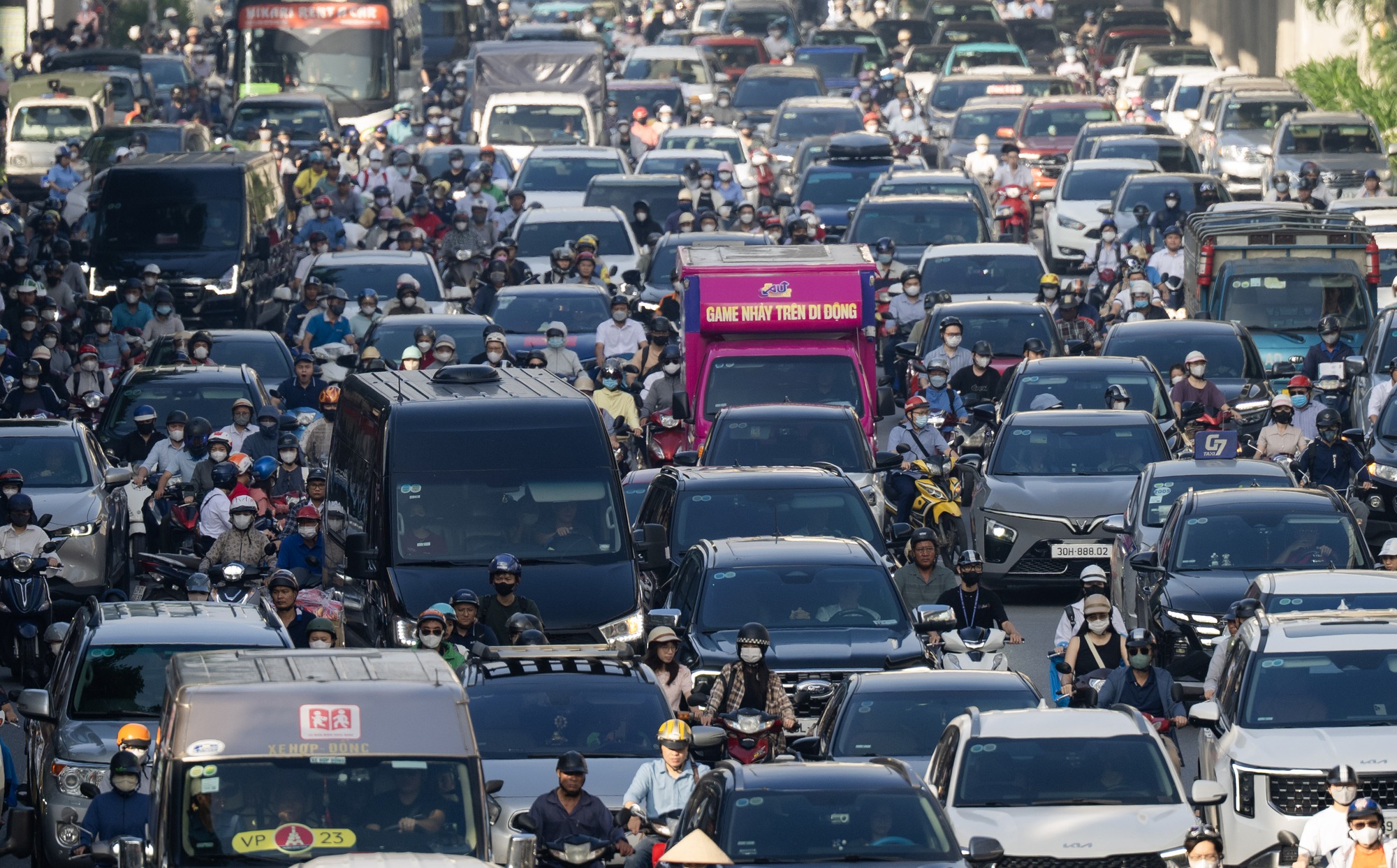 Mệt mỏi, chùn chân giữa biển ùn tắc ngày đầu đi làm trở lại sau kỳ nghỉ lễ 2/9 - Ảnh 7. Mệt mỏi, chùn chân giữa biển ùn tắc ngày đầu đi làm trở lại sau kỳ nghỉ lễ 2/9 - Ảnh 7.