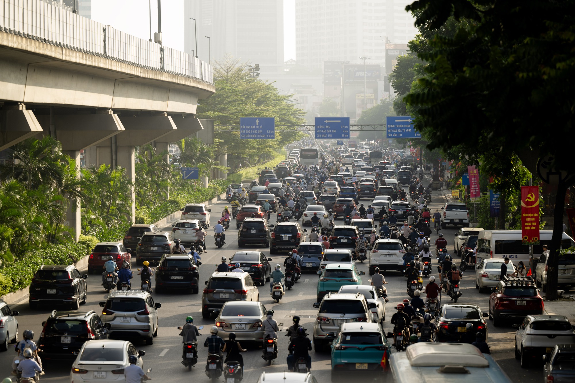 Mệt mỏi, chùn chân giữa biển ùn tắc ngày đầu đi làm trở lại sau kỳ nghỉ lễ 2/9 - Ảnh 8. Mệt mỏi, chùn chân giữa biển ùn tắc ngày đầu đi làm trở lại sau kỳ nghỉ lễ 2/9 - Ảnh 8.