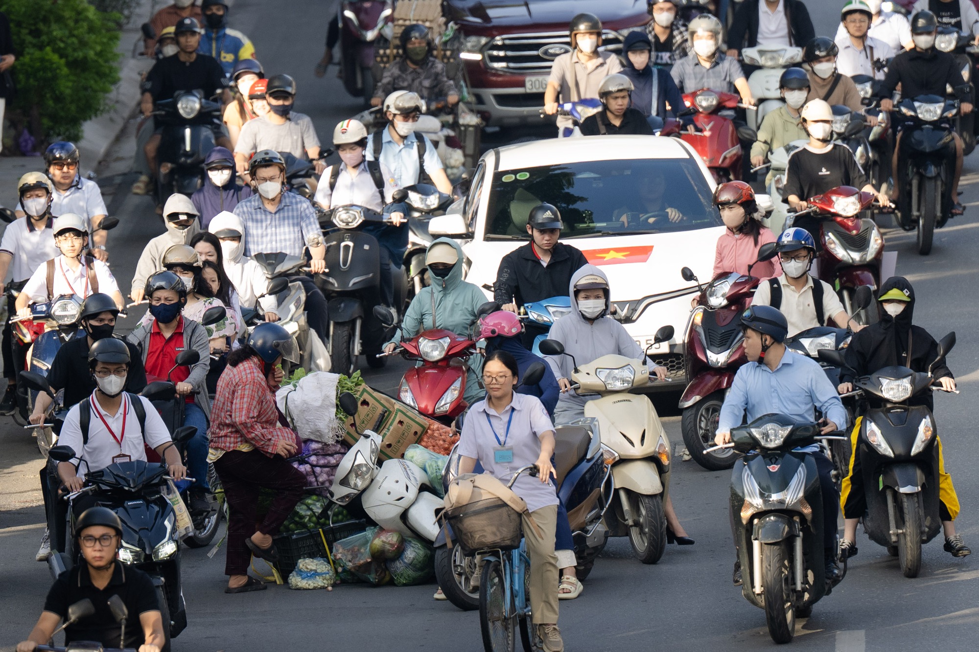 Mệt mỏi, chùn chân giữa biển ùn tắc ngày đầu đi làm trở lại sau kỳ nghỉ lễ 2/9 - Ảnh 9. Mệt mỏi, chùn chân giữa biển ùn tắc ngày đầu đi làm trở lại sau kỳ nghỉ lễ 2/9 - Ảnh 9.