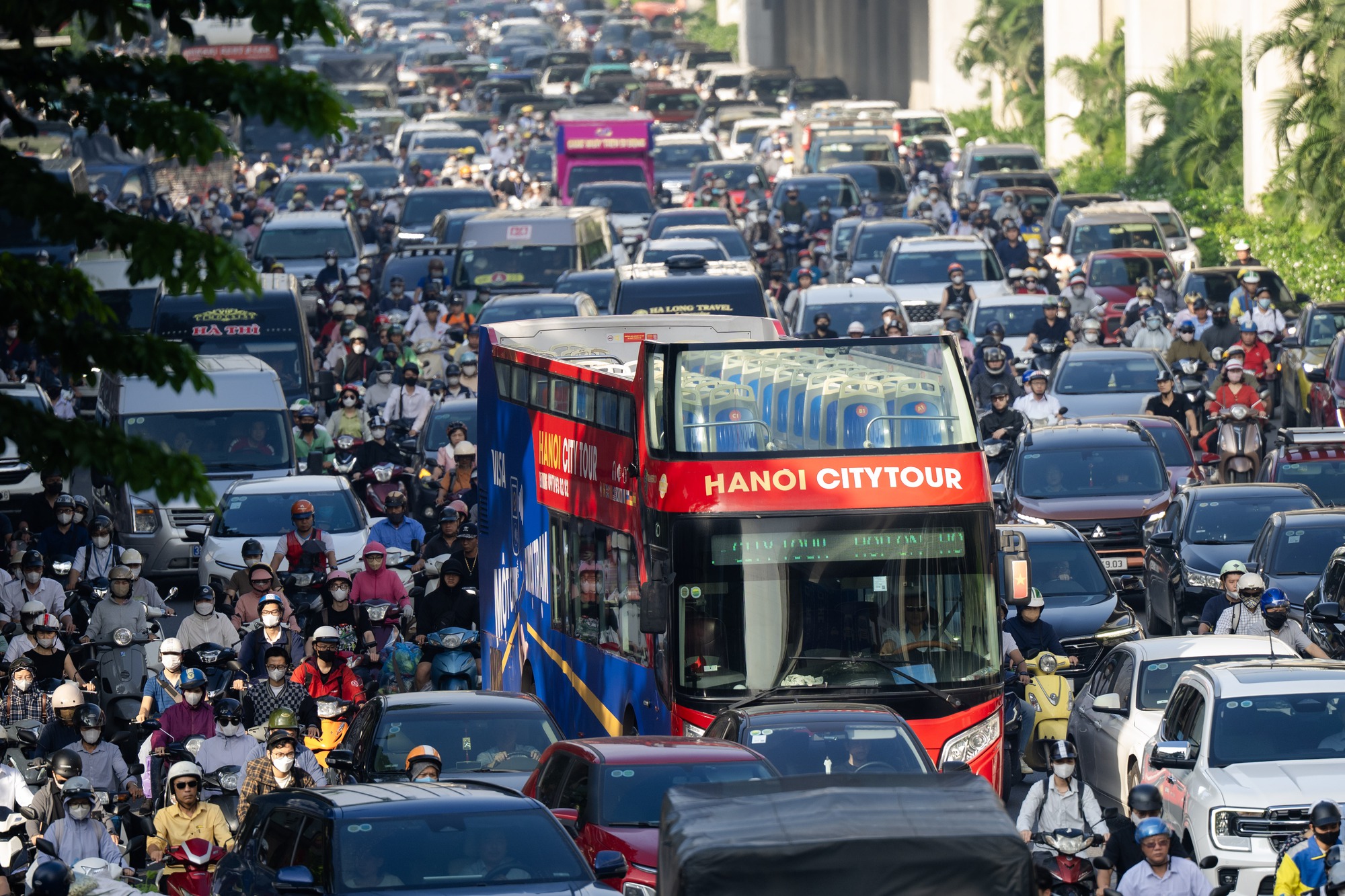 Mệt mỏi, chùn chân giữa biển ùn tắc ngày đầu đi làm trở lại sau kỳ nghỉ lễ 2/9 - Ảnh 10. Mệt mỏi, chùn chân giữa biển ùn tắc ngày đầu đi làm trở lại sau kỳ nghỉ lễ 2/9 - Ảnh 10.