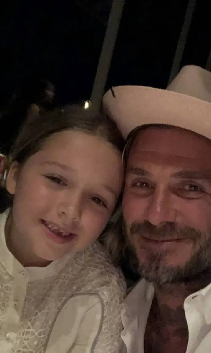 Con gái út nhà Beckham gây sốt với loạt ảnh mới: Lớn phổng phao, rạng rỡ bên bố mẹ- Ảnh 6. Con gái út nhà Beckham gây sốt với loạt ảnh mới: Lớn phổng phao, rạng rỡ bên bố mẹ- Ảnh 6.