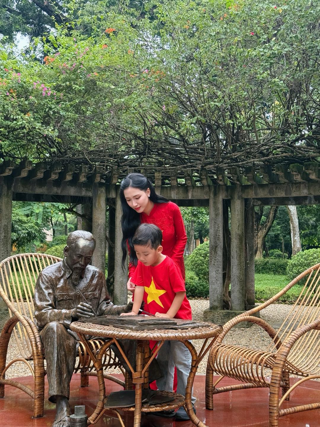 Con trai Hoà Minzy tròn 6 tuổi, đón Tết Độc Lập đầy ý nghĩa cùng mẹ ở nơi này - Ảnh 2. Con trai Hoà Minzy tròn 6 tuổi, đón Tết Độc Lập đầy ý nghĩa cùng mẹ ở nơi này - Ảnh 2.