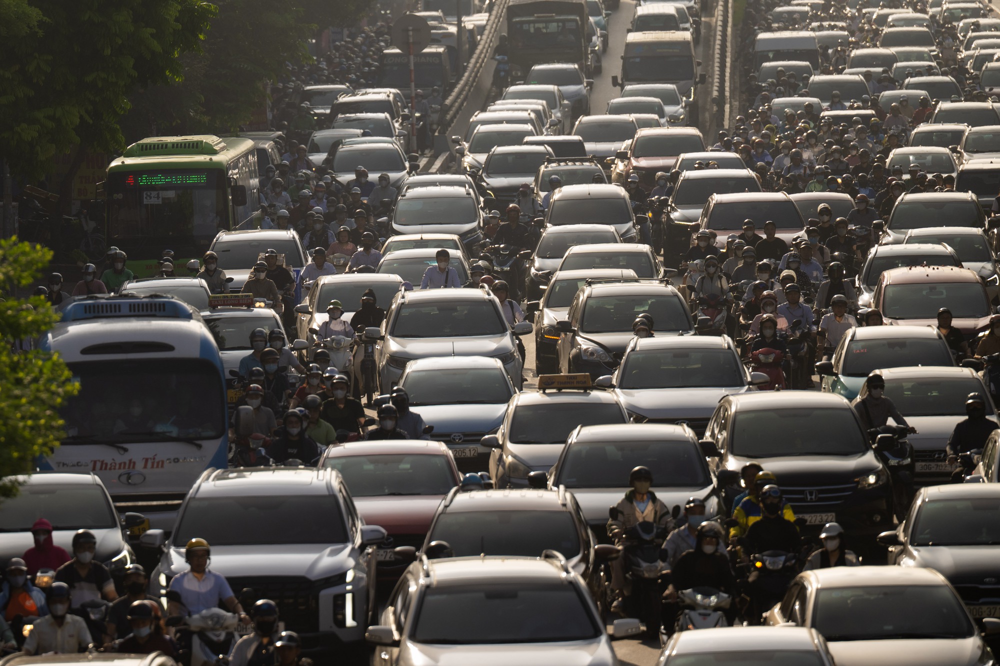 Mệt mỏi, chùn chân giữa biển ùn tắc ngày đầu đi làm trở lại sau kỳ nghỉ lễ 2/9 - Ảnh 2. Mệt mỏi, chùn chân giữa biển ùn tắc ngày đầu đi làm trở lại sau kỳ nghỉ lễ 2/9 - Ảnh 2.