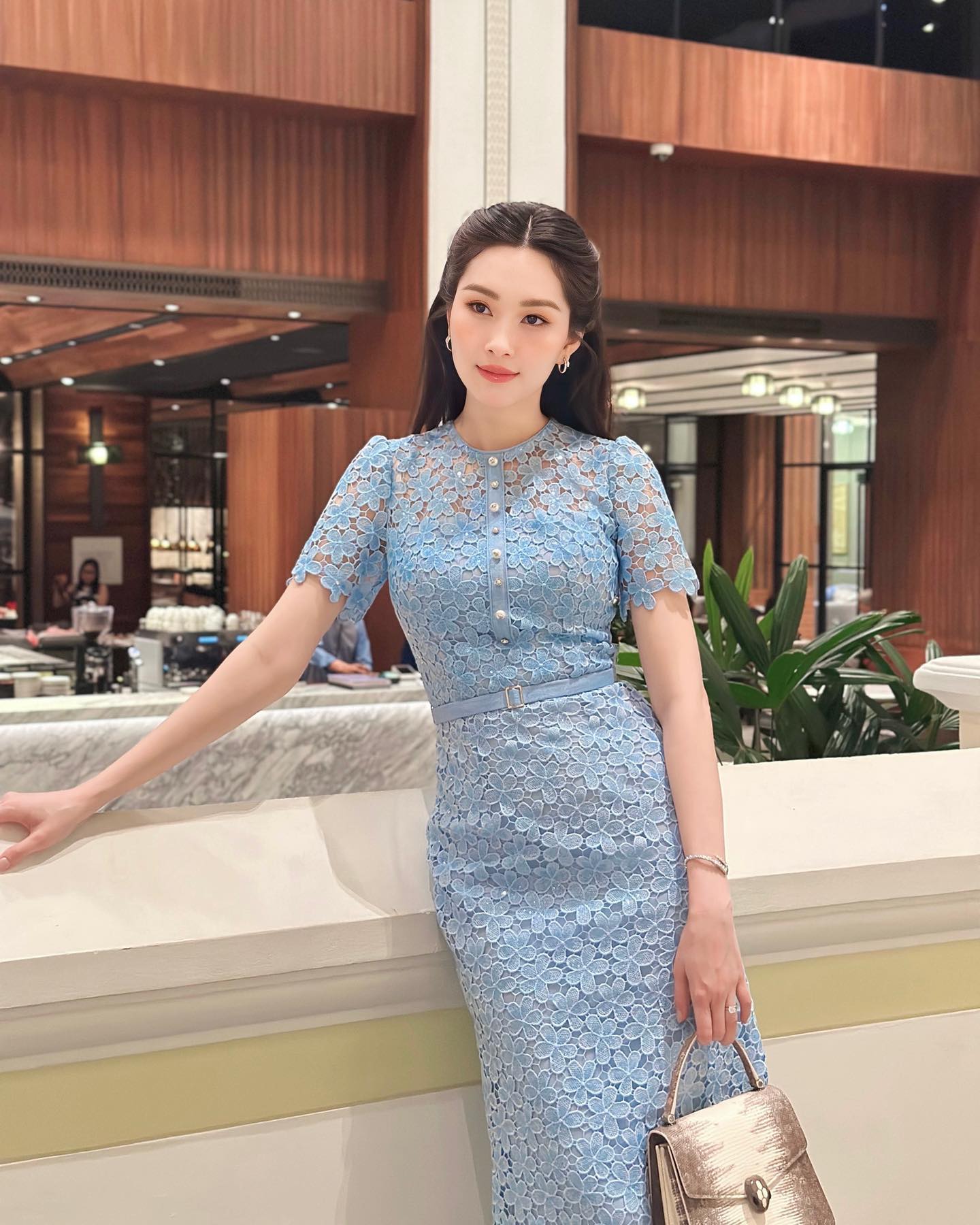 Tham khảo 10 set váy mùa thu trẻ xinh mãn nhãn từ sao Việt - Ảnh 5. Tham khảo 10 set váy mùa thu trẻ xinh mãn nhãn từ sao Việt - Ảnh 5.