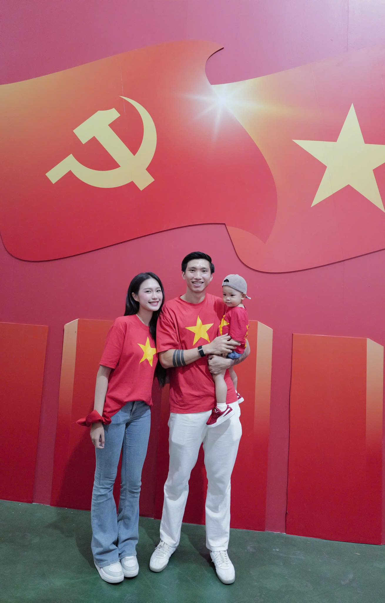 Ảnh yêu nước của dàn sao bóng đá gây sốt: Nhà Văn Hậu-Hải My đẹp đỉnh, Văn Thanh Ảnh yêu nước của dàn sao bóng đá gây sốt: Nhà Văn Hậu-Hải My đẹp đỉnh, Văn Thanh
