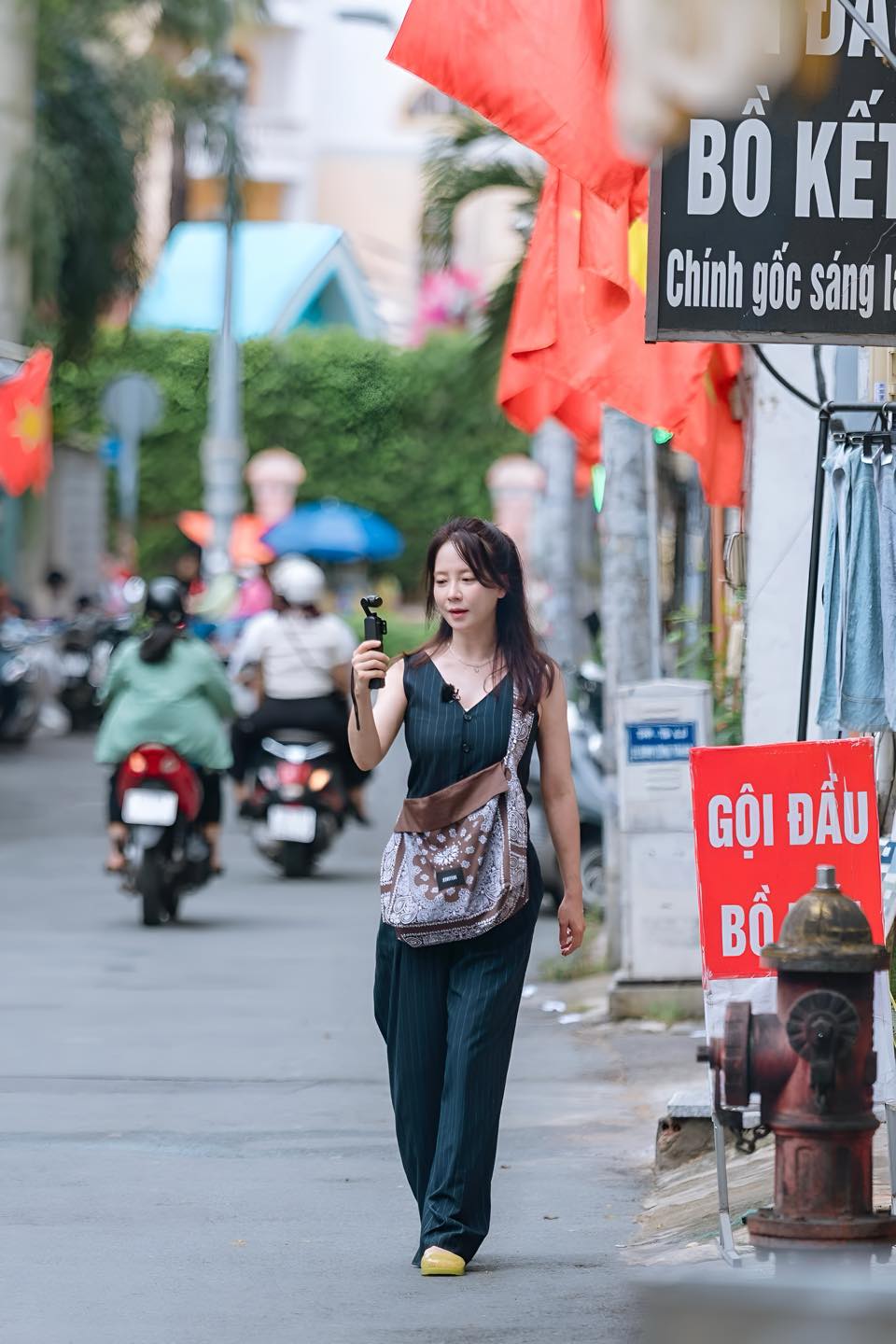 "Mợ ngố" Song Ji Hyo trở lại TP.HCM đúng ngày Quốc khánh, mê Việt Nam cỡ này rồi! - Ảnh 2. "Mợ ngố" Song Ji Hyo trở lại TP.HCM đúng ngày Quốc khánh, mê Việt Nam cỡ này rồi! - Ảnh 2.