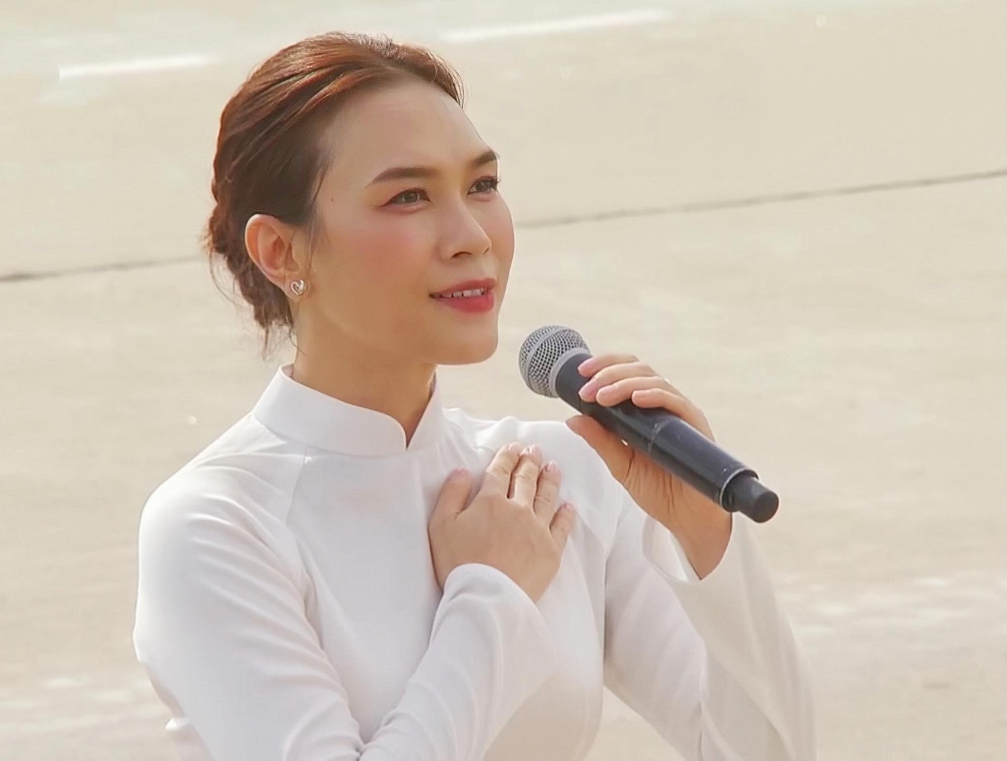 Từ ánh mắt rưng rưng, móng tay màu nguyên bản đến giọng ca tràn đầy cảm xúc: Lý do vì sao Mỹ Tâm vẫn là “họa mi” rực rỡ nhất Vpop- Ảnh 3. Từ ánh mắt rưng rưng, móng tay màu nguyên bản đến giọng ca tràn đầy cảm xúc: Lý do vì sao Mỹ Tâm vẫn là “họa mi” rực rỡ nhất Vpop- Ảnh 3.