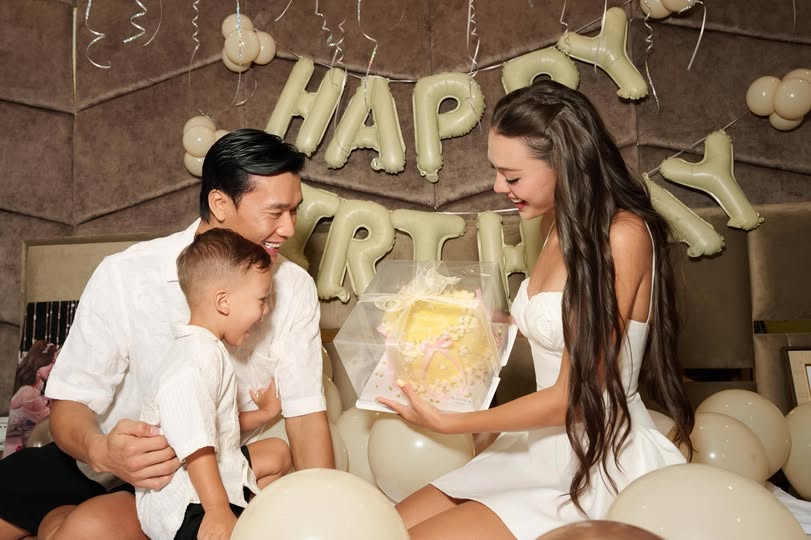 Bà xã Bùi Tiến Dũng đón sinh nhật hạnh phúc bên chồng con: Tuổi 25 dường như có tất cả của nàng mẫu Tây xinh đẹp- Ảnh 1. Bà xã Bùi Tiến Dũng đón sinh nhật hạnh phúc bên chồng con: Tuổi 25 dường như có tất cả của nàng mẫu Tây xinh đẹp- Ảnh 1.