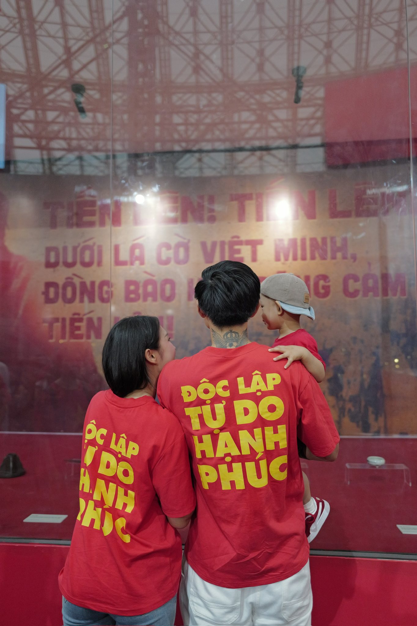 Ảnh yêu nước của dàn sao bóng đá gây sốt: Nhà Văn Hậu-Hải My đẹp đỉnh, Văn Thanh Ảnh yêu nước của dàn sao bóng đá gây sốt: Nhà Văn Hậu-Hải My đẹp đỉnh, Văn Thanh