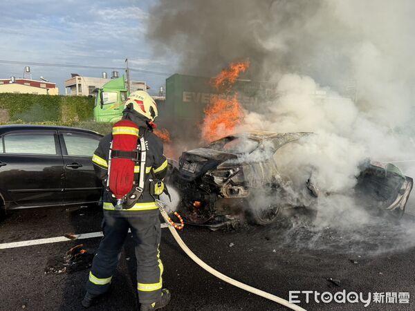 Hiện trường ám ảnh: Mercedes gây tai nạn liên hoàn rồi cháy rụi, thi thể tài xế 18 tuổi mắc kẹt bên trong biến dạng - Ảnh 1. Hiện trường ám ảnh: Mercedes gây tai nạn liên hoàn rồi cháy rụi, thi thể tài xế 18 tuổi mắc kẹt bên trong biến dạng - Ảnh 1.