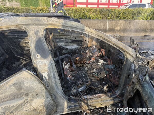 Hiện trường ám ảnh: Mercedes gây tai nạn liên hoàn rồi cháy rụi, thi thể tài xế 18 tuổi mắc kẹt bên trong biến dạng - Ảnh 2. Hiện trường ám ảnh: Mercedes gây tai nạn liên hoàn rồi cháy rụi, thi thể tài xế 18 tuổi mắc kẹt bên trong biến dạng - Ảnh 2.