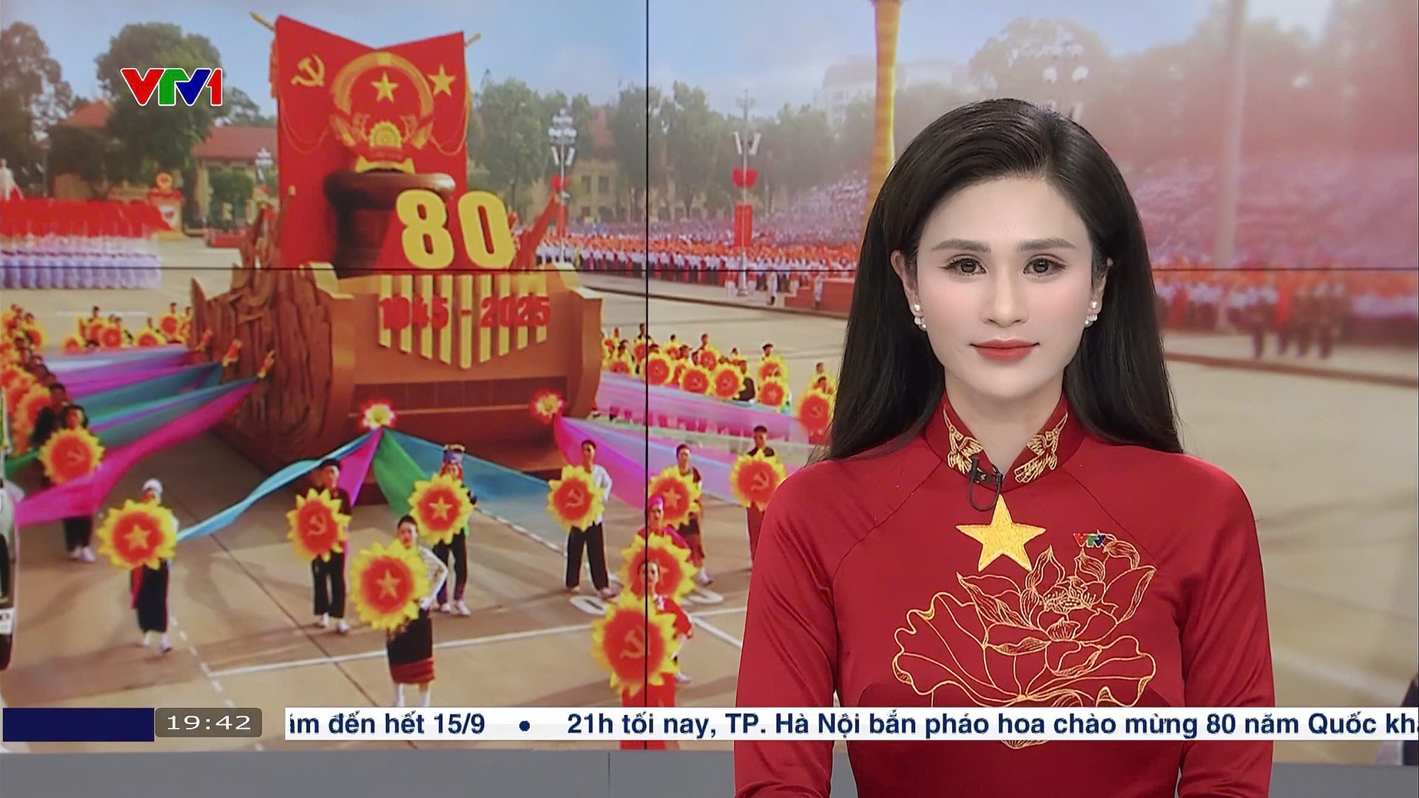 Nữ BTV diện áo dài đỏ sao vàng gây sốt trong bản tin Thời sự tối 2/9 - Ảnh 2. Nữ BTV diện áo dài đỏ sao vàng gây sốt trong bản tin Thời sự tối 2/9 - Ảnh 2.