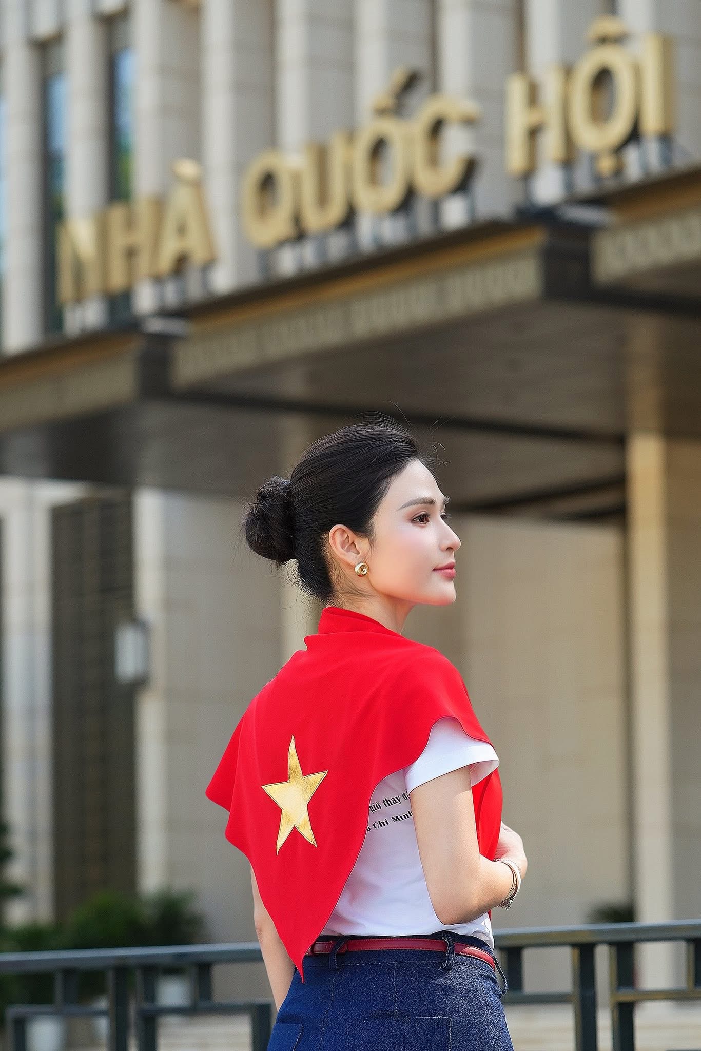 Nữ BTV diện áo dài đỏ sao vàng gây sốt trong bản tin Thời sự tối 2/9 - Ảnh 5. Nữ BTV diện áo dài đỏ sao vàng gây sốt trong bản tin Thời sự tối 2/9 - Ảnh 5.