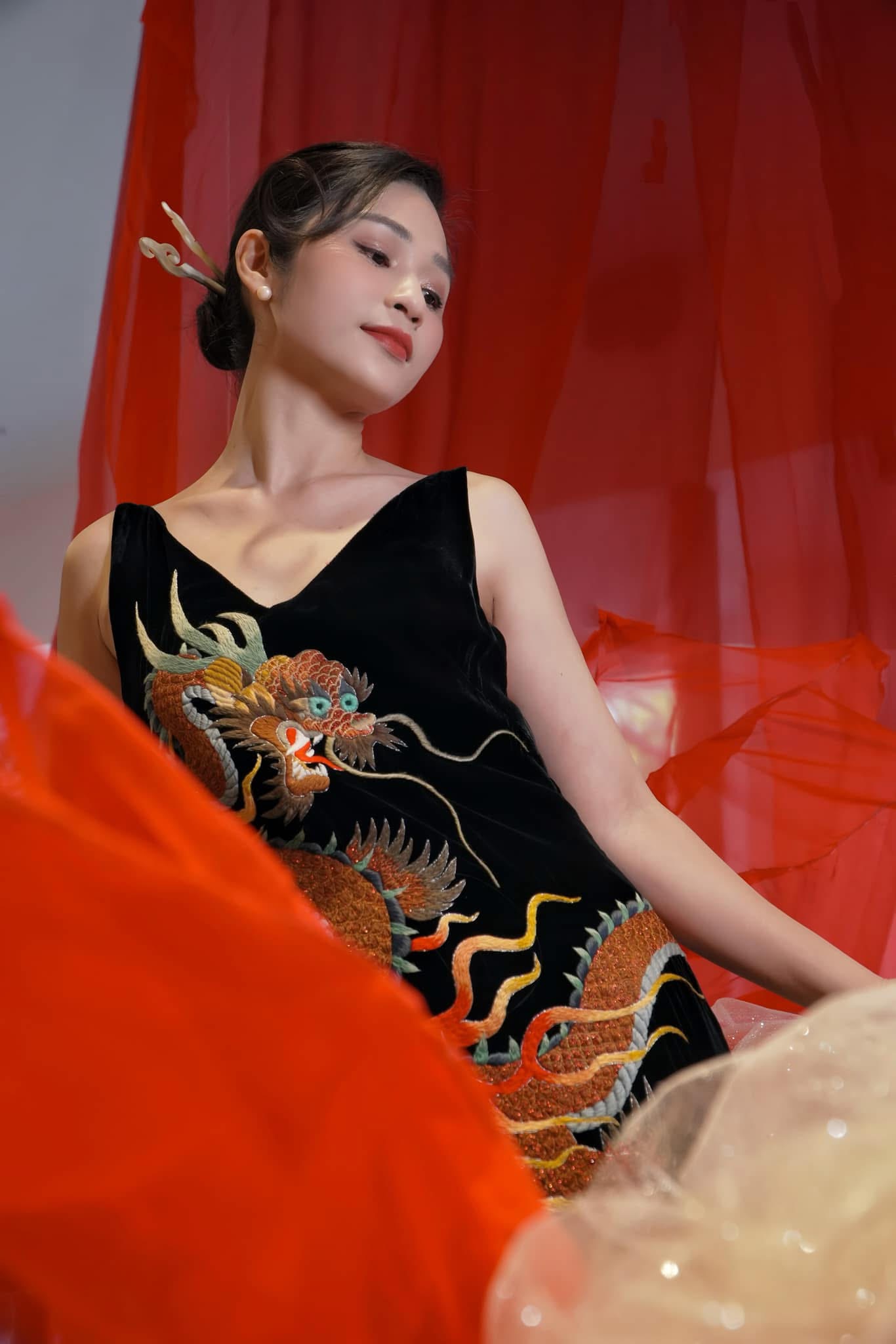 Nữ BTV diện áo dài đỏ sao vàng gây sốt trong bản tin Thời sự tối 2/9 - Ảnh 4. Nữ BTV diện áo dài đỏ sao vàng gây sốt trong bản tin Thời sự tối 2/9 - Ảnh 4.