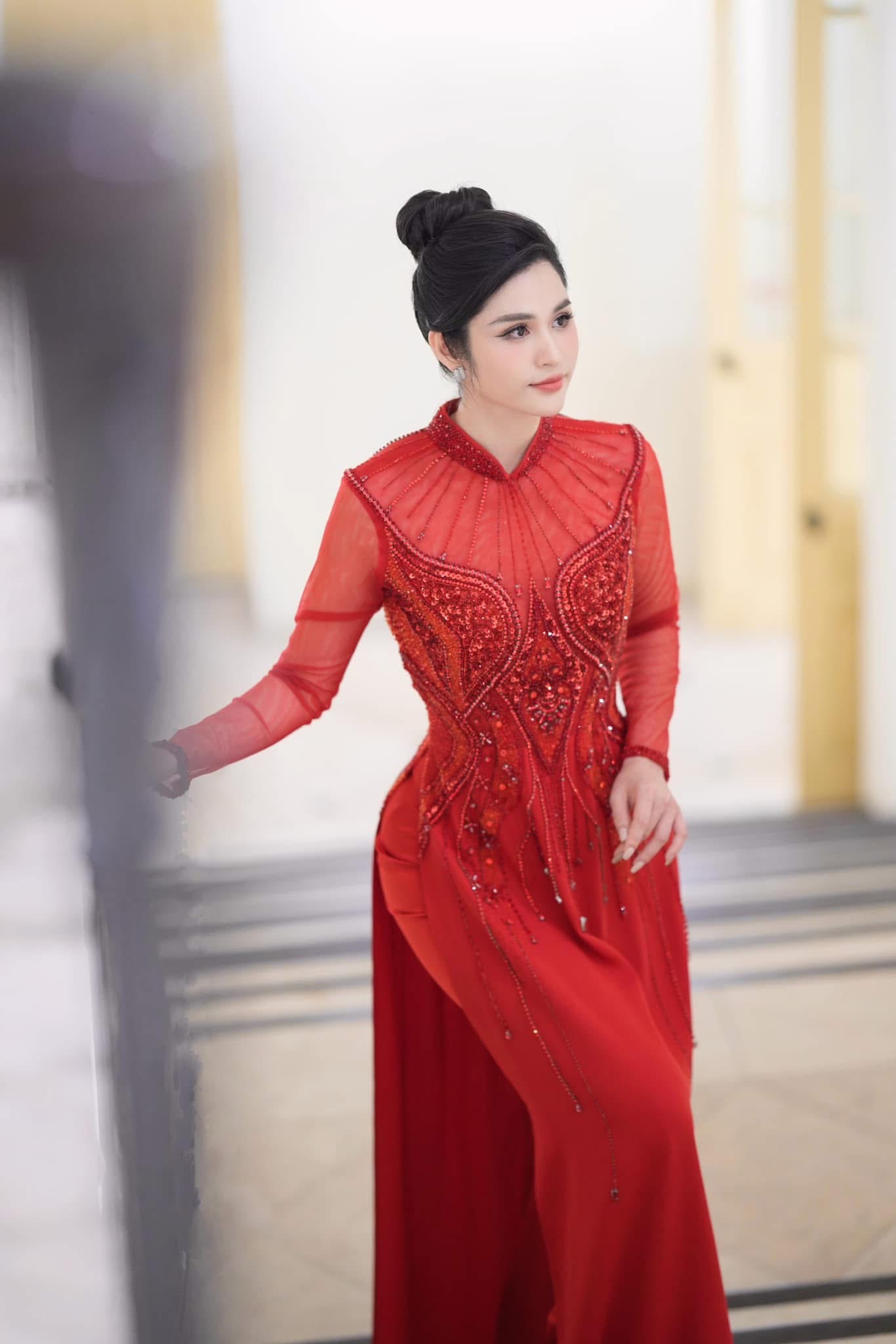 Nữ BTV diện áo dài đỏ sao vàng gây sốt trong bản tin Thời sự tối 2/9 - Ảnh 1. Nữ BTV diện áo dài đỏ sao vàng gây sốt trong bản tin Thời sự tối 2/9 - Ảnh 1.