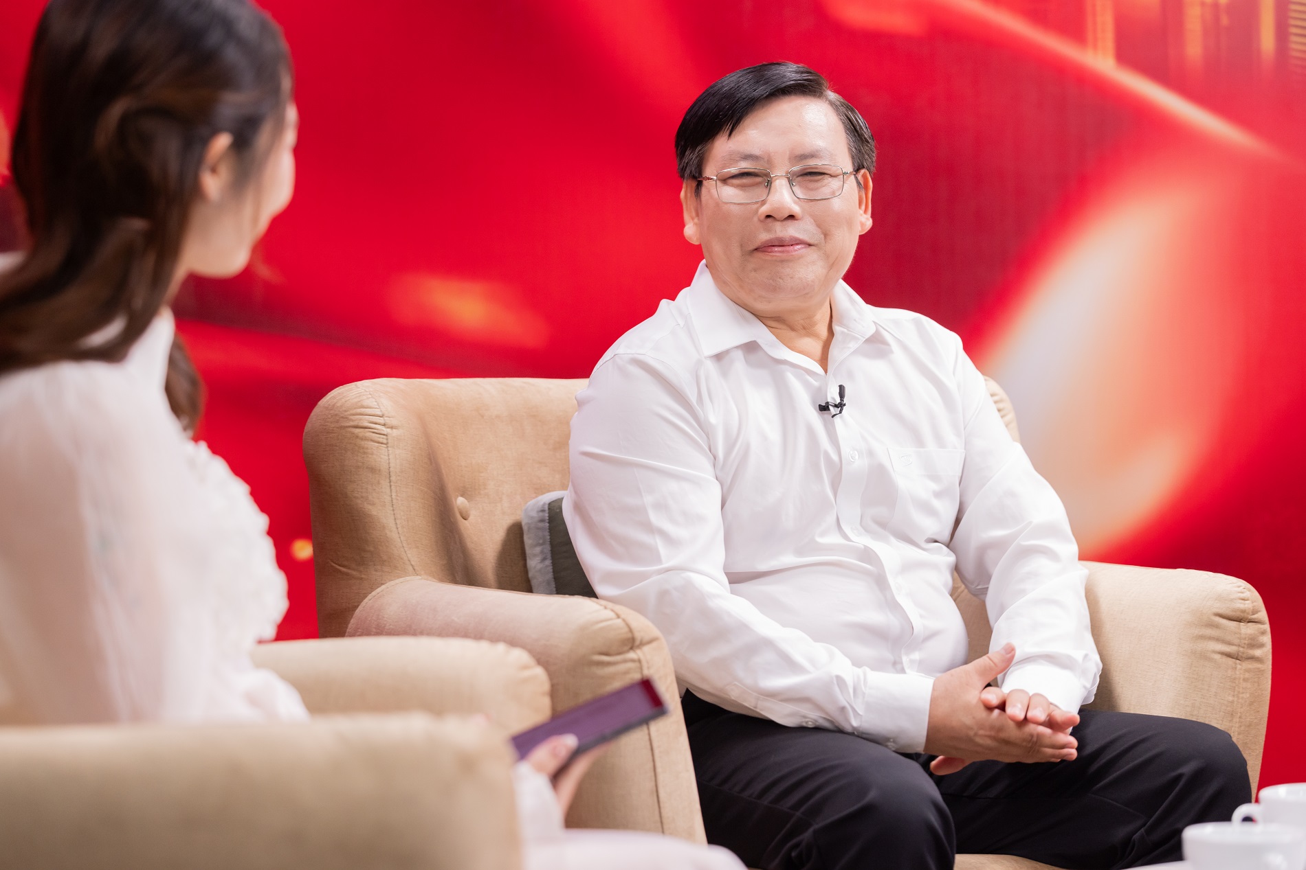 Nhiệm vụ của người trẻ là dạy cho người cao tuổi cách dùng smartphone và internet: người già vẫn có nhu cầu học chứ! - Ảnh 1. Nhiệm vụ của người trẻ là dạy cho người cao tuổi cách dùng smartphone và internet: người già vẫn có nhu cầu học chứ! - Ảnh 1.