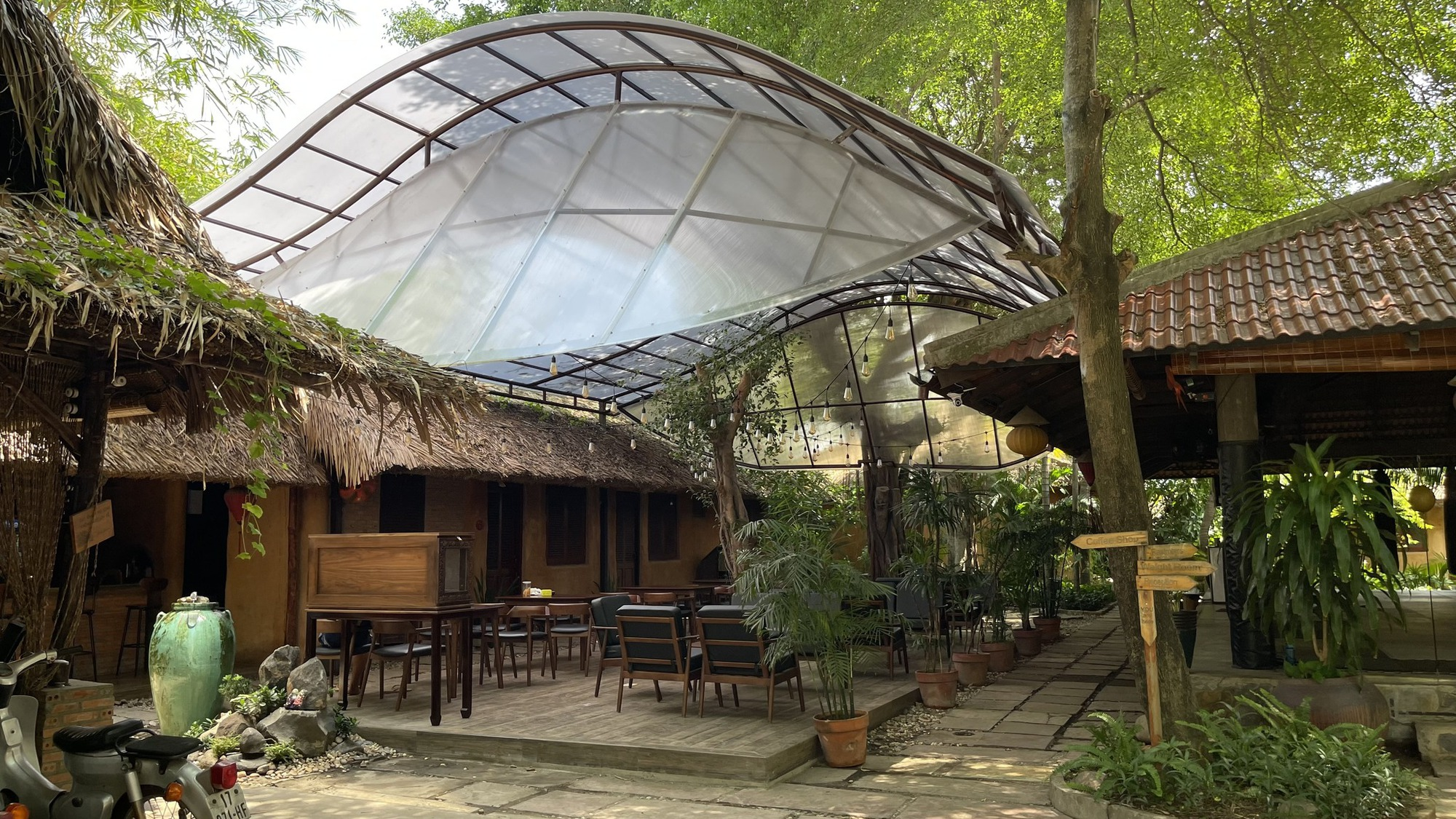 Diễn viên ở nhà 1.800m2 đẹp như resort: Gia tộc lừng lẫy, 51 tuổi lại độc thân, con gái xinh như hoa hậu - Ảnh 5. Diễn viên ở nhà 1.800m2 đẹp như resort: Gia tộc lừng lẫy, 51 tuổi lại độc thân, con gái xinh như hoa hậu - Ảnh 5.