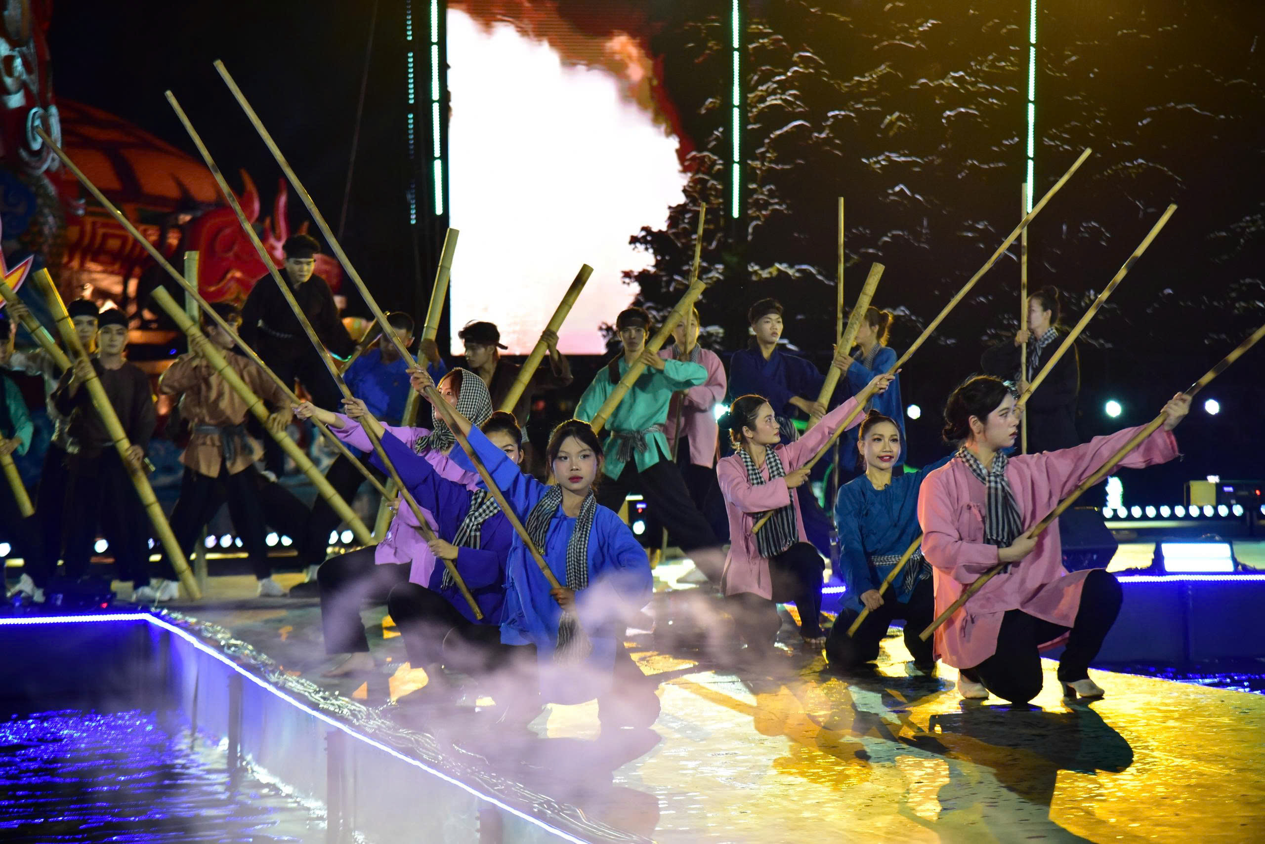 Hoành tráng show đại thực cảnh 20 tỷ đồng diễn ra trong mưa ở TPHCM - Ảnh 3. Hoành tráng show đại thực cảnh 20 tỷ đồng diễn ra trong mưa ở TPHCM - Ảnh 3.