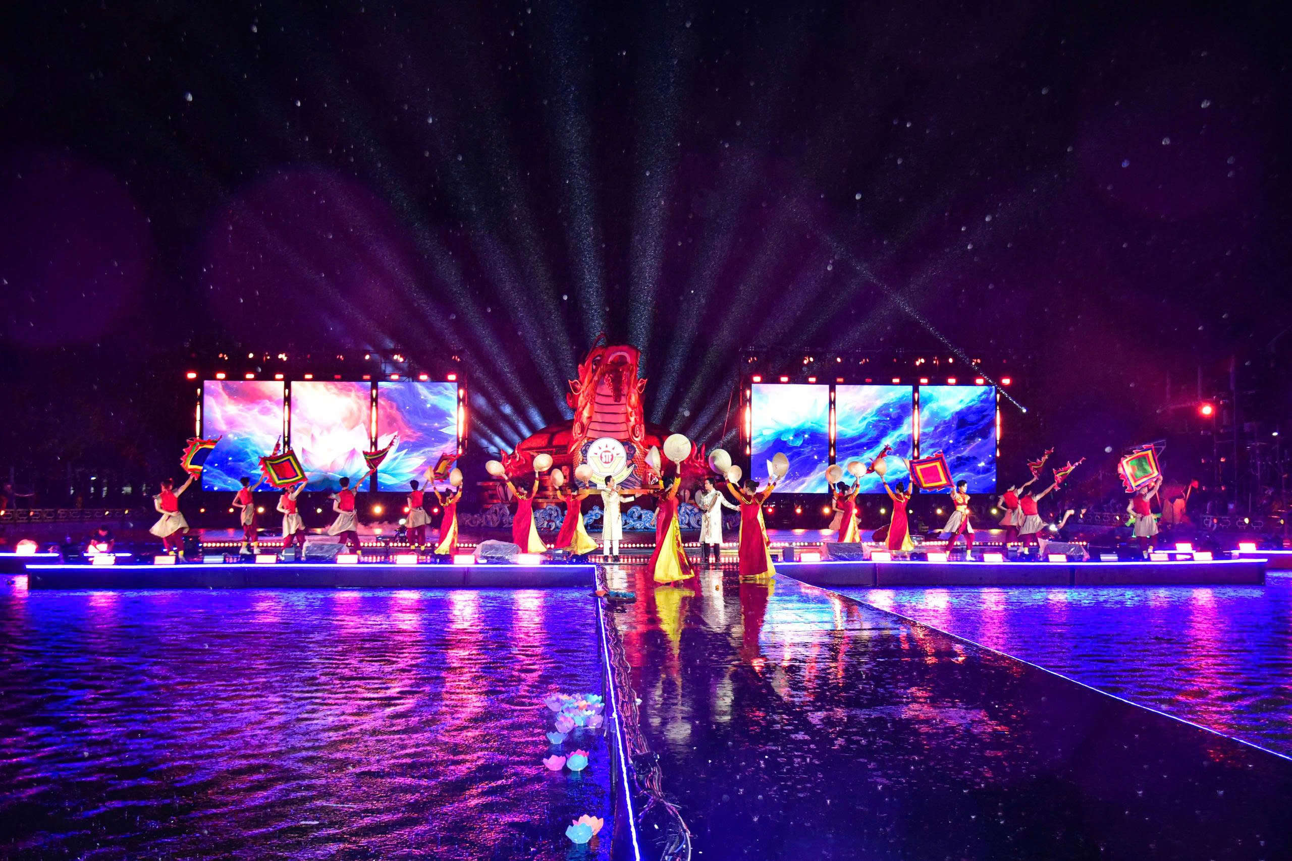 Hoành tráng show đại thực cảnh 20 tỷ đồng diễn ra trong mưa ở TPHCM - Ảnh 1. Hoành tráng show đại thực cảnh 20 tỷ đồng diễn ra trong mưa ở TPHCM - Ảnh 1.