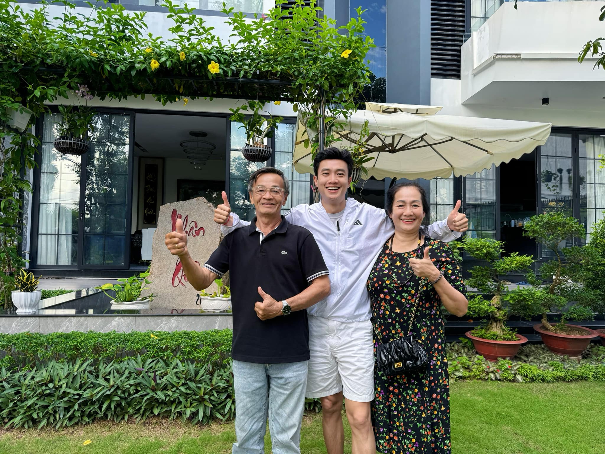 Ngoại hình nam nghệ sĩ sở hữu 2 biệt thự 70 tỷ ở TP.HCM - Cần Thơ, bị đồn đào hoa nhưng U40 chưa vợ- Ảnh 12.