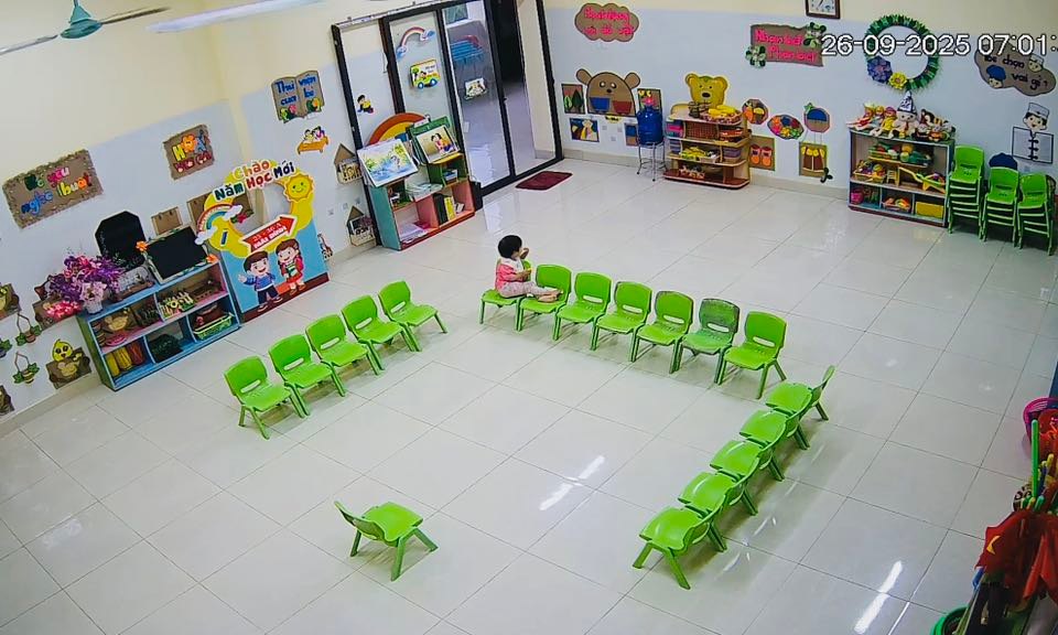 Cảnh tượng khó tin ở lớp mầm non sáng ngày mưa bão - Ảnh 1.
