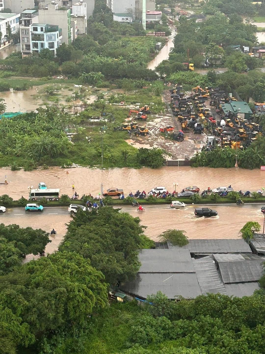 Hà Nội ngập nhiều tuyến đường, ùn tắc kéo dài do ảnh hưởng bão số 10 Bualoi, dân công sở chật vật di chuyển - Ảnh 8.