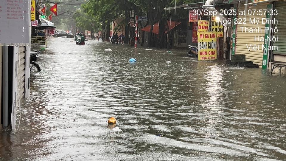 Hà Nội ngập nhiều tuyến đường, ùn tắc kéo dài do ảnh hưởng bão số 10 Bualoi, dân công sở chật vật di chuyển - Ảnh 4.
