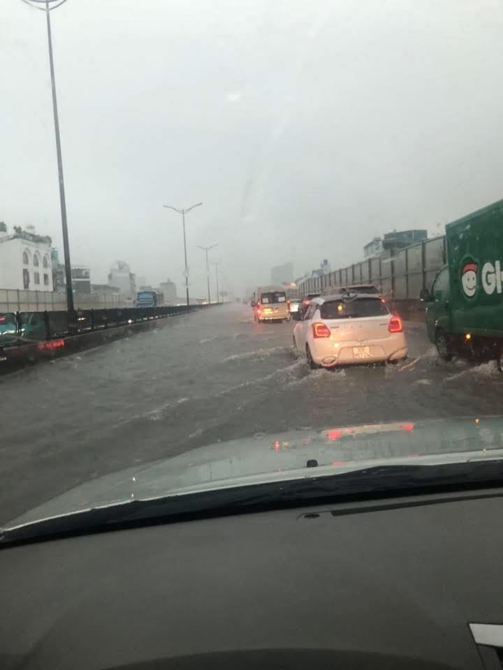 Hà Nội ngập nhiều tuyến đường, ùn tắc kéo dài do ảnh hưởng bão số 10 Bualoi, dân công sở chật vật di chuyển - Ảnh 7.