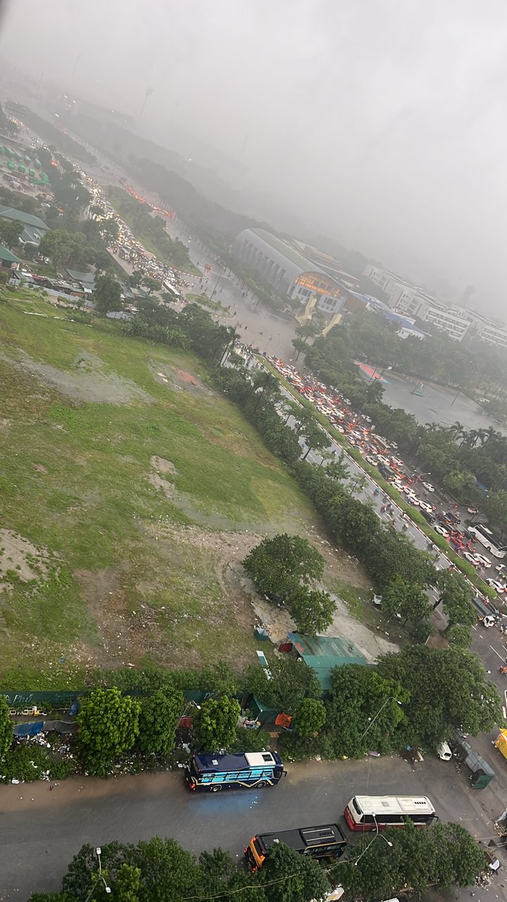 Hà Nội ngập nhiều tuyến đường, ùn tắc kéo dài do ảnh hưởng bão số 10 Bualoi, dân công sở chật vật di chuyển - Ảnh 1.