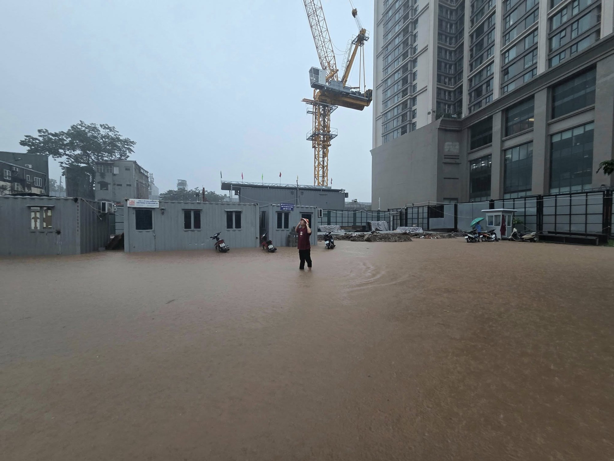 Phó tổng Đỗ Quang Vinh xắn quần lội ra ô tô trong ngày Hà Nội Phó tổng Đỗ Quang Vinh xắn quần lội ra ô tô trong ngày Hà Nội