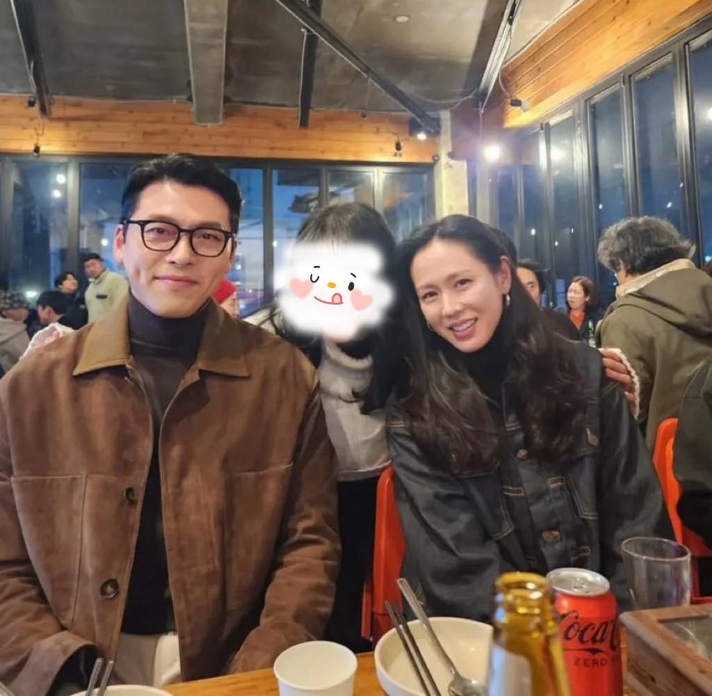 Khoảnh khắc hiếm có: Lâu rồi mới thấy ảnh Hyun Bin chụp cùng Son Ye Jin mà không bị vợ &quot;che mặt&quot;- Ảnh 1.
