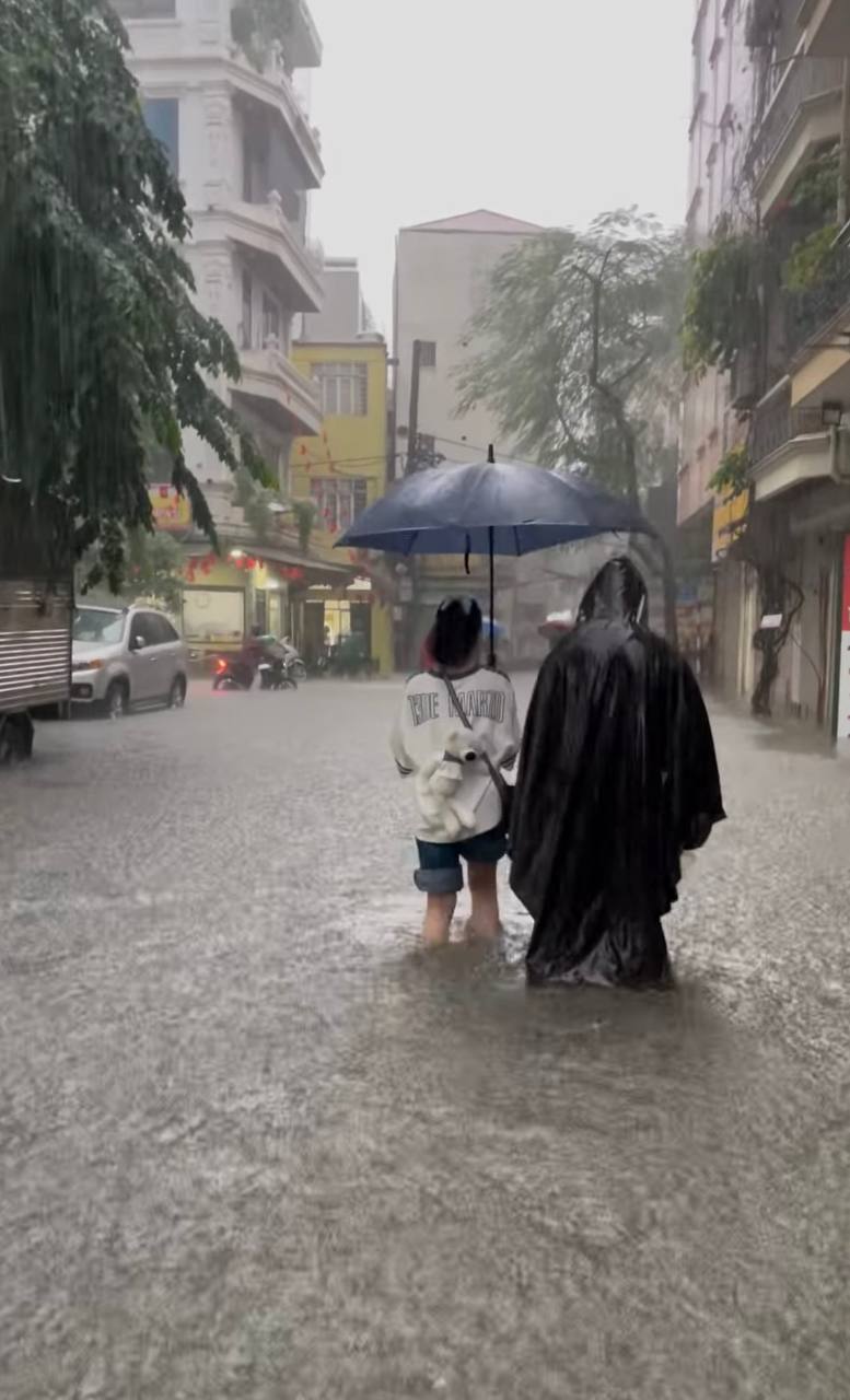 Cập nhật Hà Nội lúc này: Nhân viên ăn mì tôm, xác định ngủ ở công ty, phụ huynh loay hoay 5 tiếng vẫn chưa đón được con - Ảnh 1.