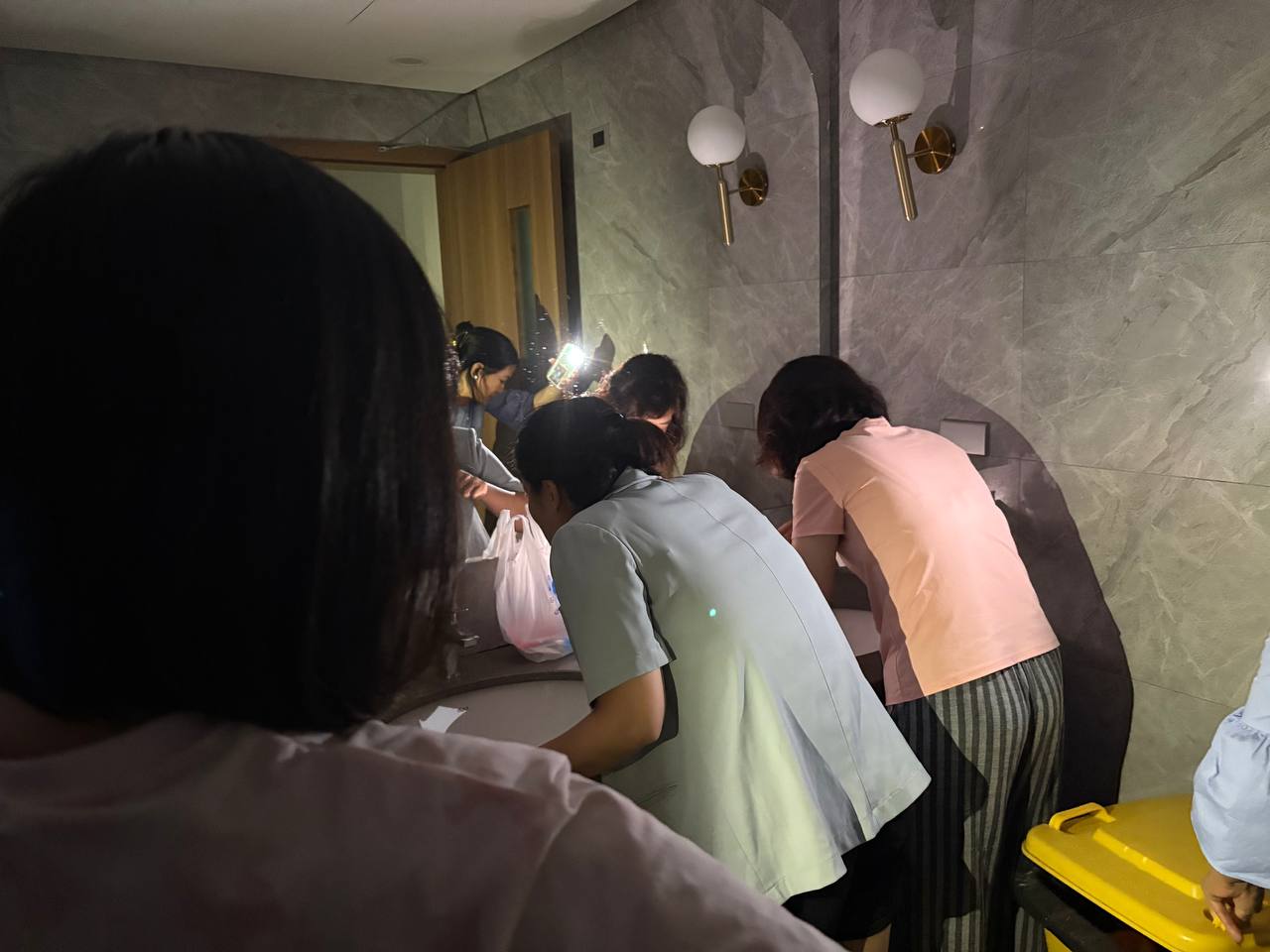 Cập nhật Hà Nội lúc này: Nhân viên ăn mì tôm, xác định ngủ ở công ty, phụ huynh loay hoay 5 tiếng vẫn chưa đón được con - Ảnh 16.