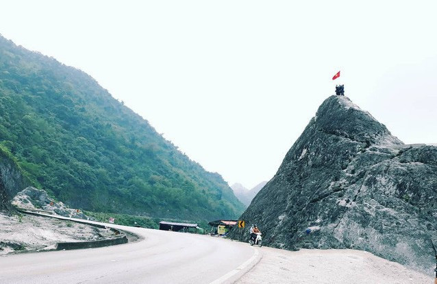 Leo núi chụp ảnh ở đèo Đá Trắng, một người trượt chân tử vong - Ảnh 1.