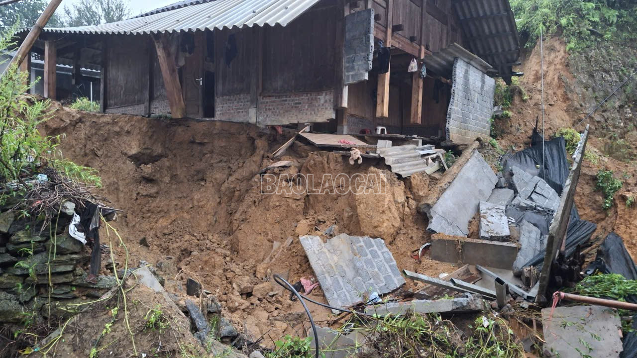 Không dám tin đây là bản Cát Cát: Lũ dữ cuồn cuộn &quot;nuốt chửng&quot; sự yên bình của ngôi làng đẹp nhất vùng Tây Bắc - Ảnh 4.