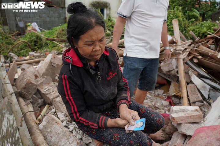 Mẹ già tử nạn trong căn nhà đổ sập, con gái khuyết tật bật khóc giữa đống đổ nát - Ảnh 2.