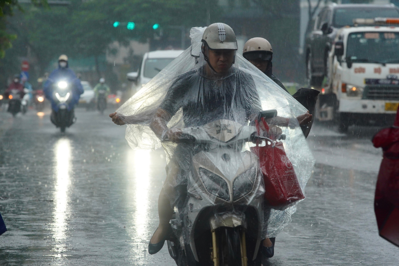 Hà Nội mưa xối xả, ban ngày mà như đêm, nhiều tuyến đường ngập nặng - Ảnh 6.