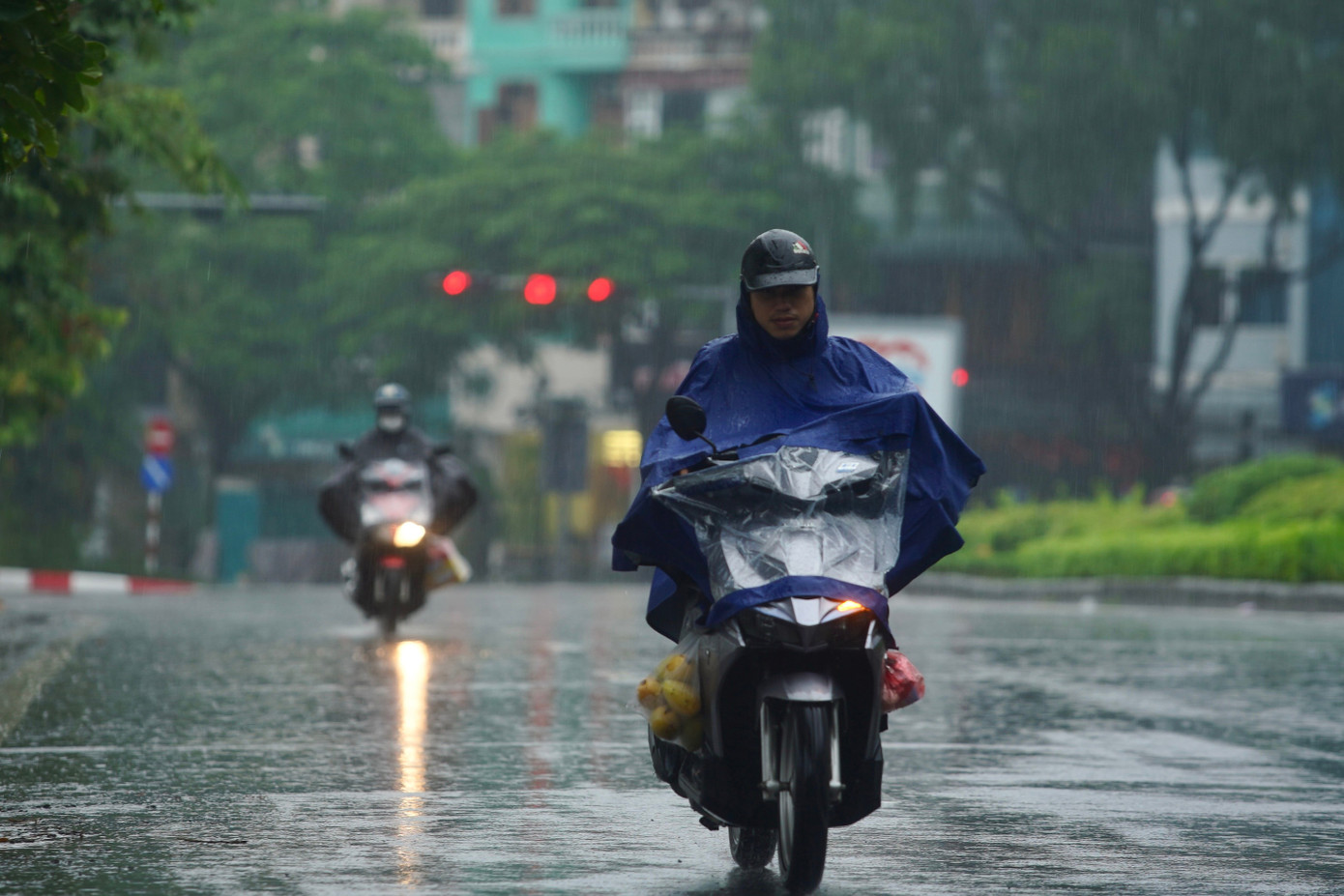 Hà Nội mưa xối xả, ban ngày mà như đêm, nhiều tuyến đường ngập nặng - Ảnh 5.