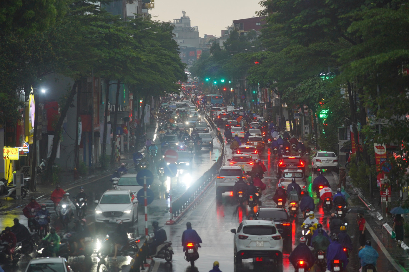 Hà Nội mưa xối xả, ban ngày mà như đêm, nhiều tuyến đường ngập nặng - Ảnh 2.