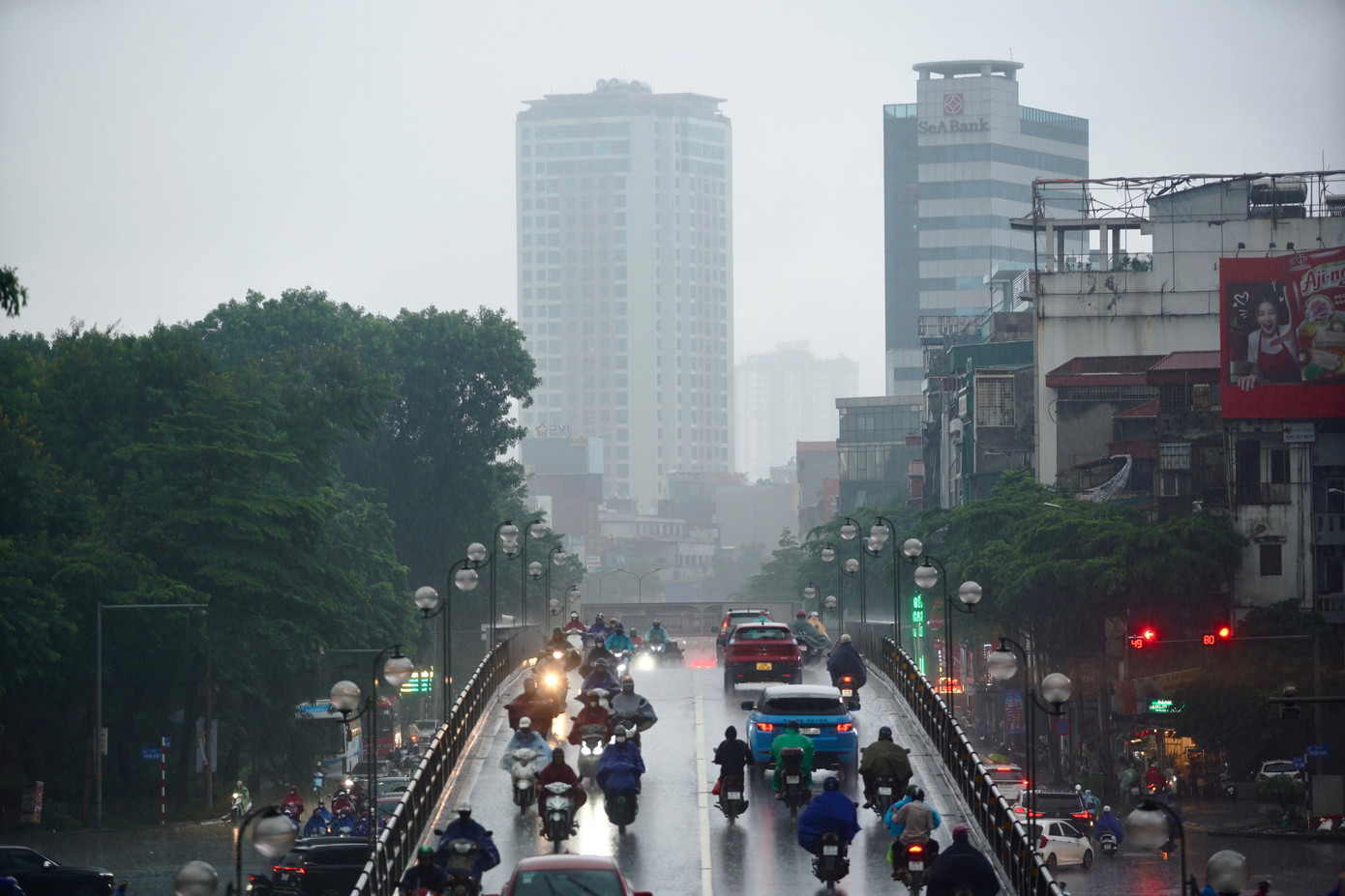 Hà Nội mưa xối xả, ban ngày mà như đêm, nhiều tuyến đường ngập nặng - Ảnh 9.