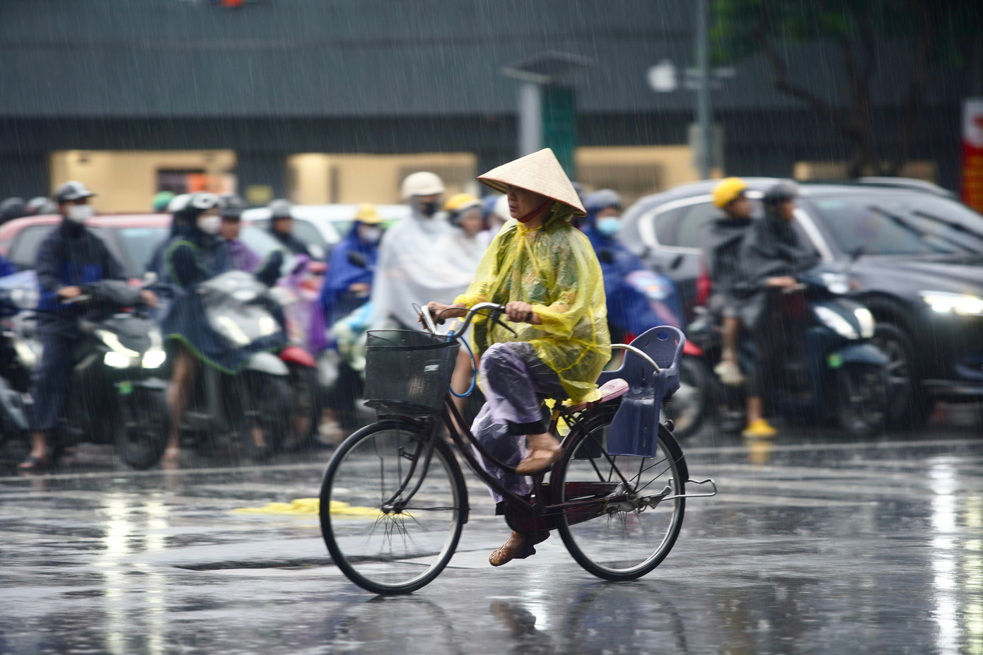 Hà Nội mưa xối xả, ban ngày mà như đêm, nhiều tuyến đường ngập nặng - Ảnh 12.