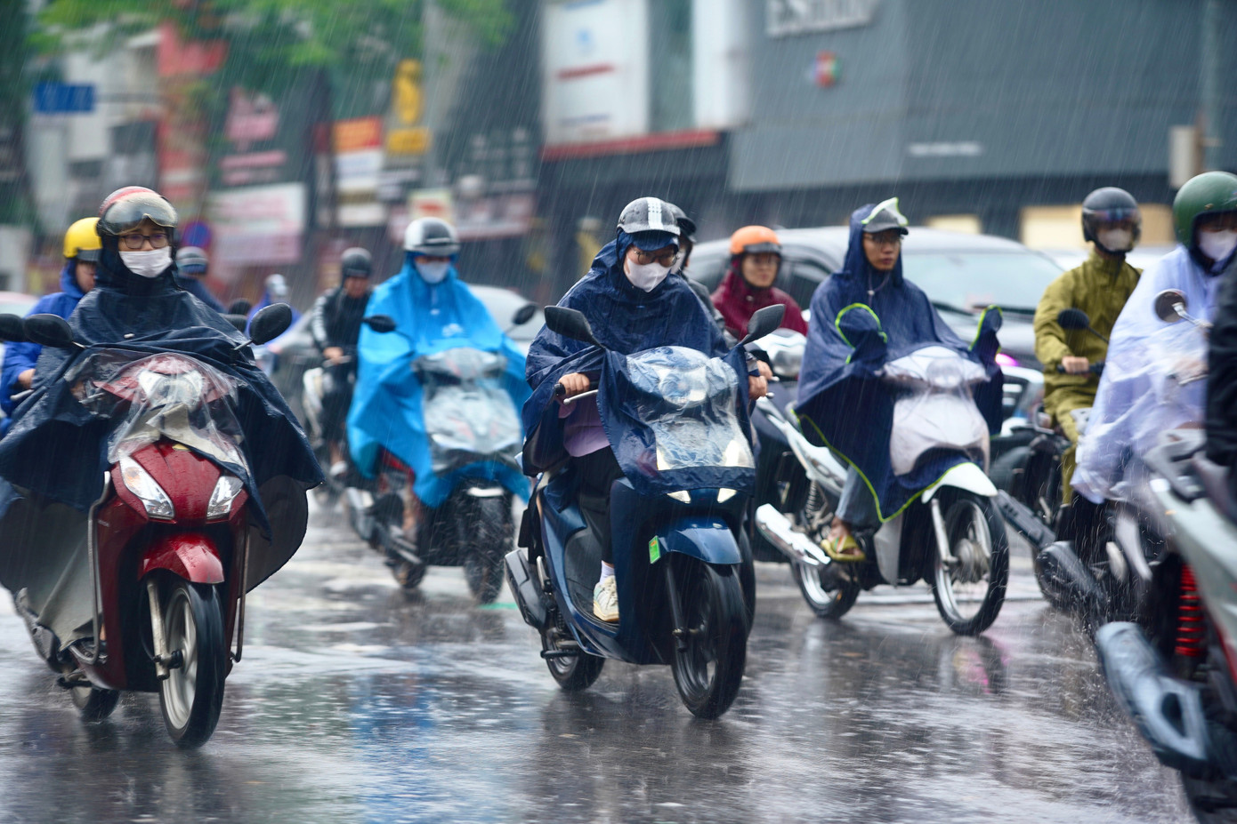Hà Nội mưa xối xả, ban ngày mà như đêm, nhiều tuyến đường ngập nặng - Ảnh 18.