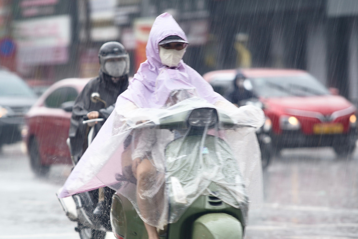 Hà Nội mưa xối xả, ban ngày mà như đêm, nhiều tuyến đường ngập nặng - Ảnh 14.