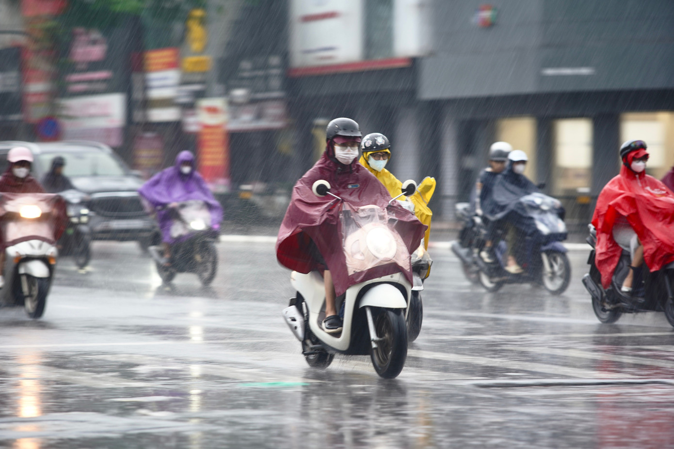 Hà Nội mưa xối xả, ban ngày mà như đêm, nhiều tuyến đường ngập nặng - Ảnh 17.