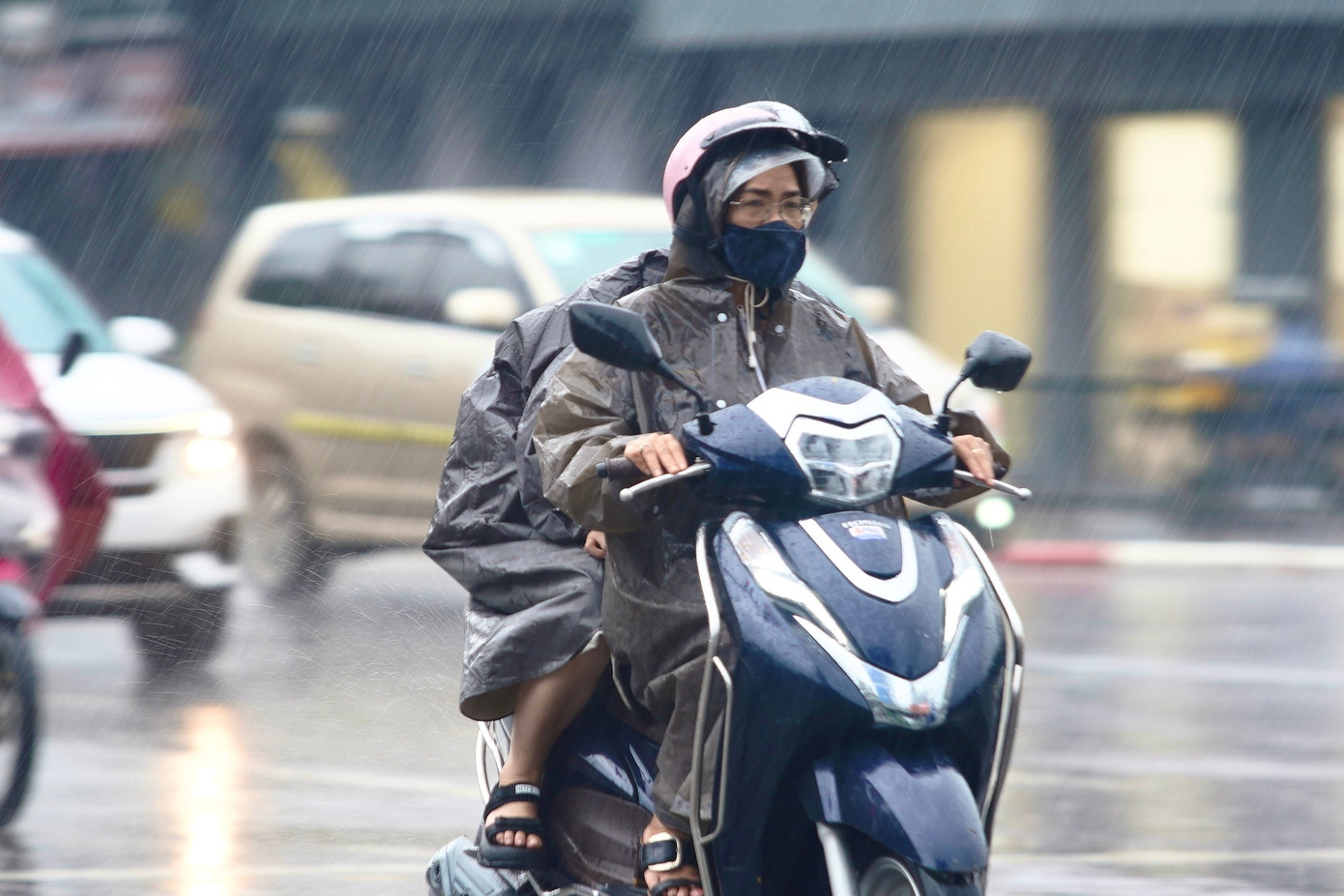 Hà Nội mưa xối xả, ban ngày mà như đêm, nhiều tuyến đường ngập nặng - Ảnh 16.
