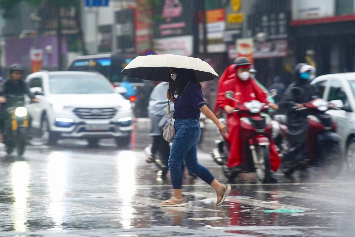 Hà Nội mưa xối xả, ban ngày mà như đêm, nhiều tuyến đường ngập nặng - Ảnh 15.