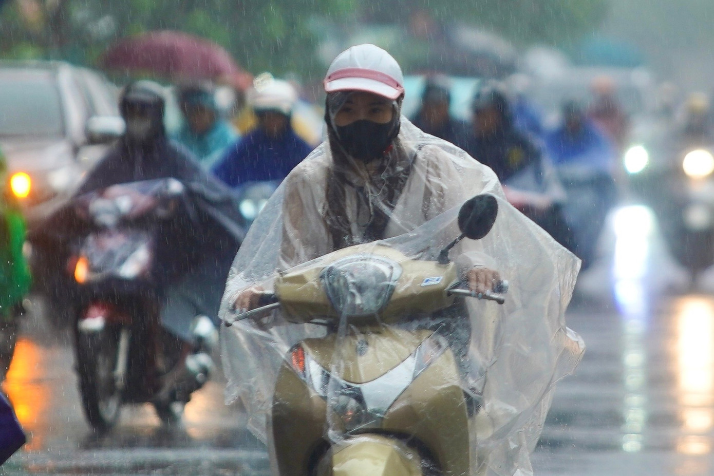 Hà Nội mưa xối xả, ban ngày mà như đêm, nhiều tuyến đường ngập nặng - Ảnh 24.