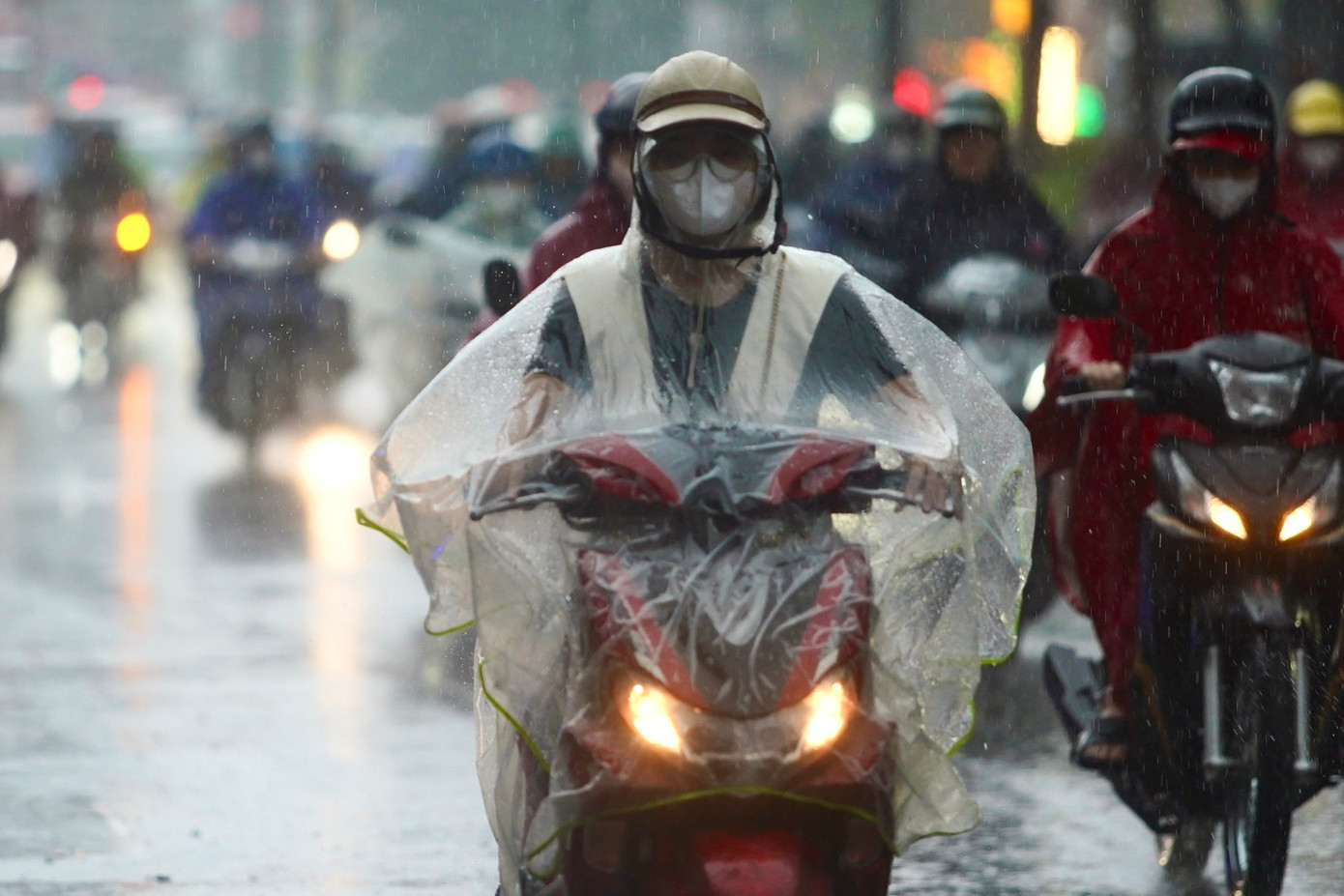 Hà Nội mưa xối xả, ban ngày mà như đêm, nhiều tuyến đường ngập nặng - Ảnh 23.